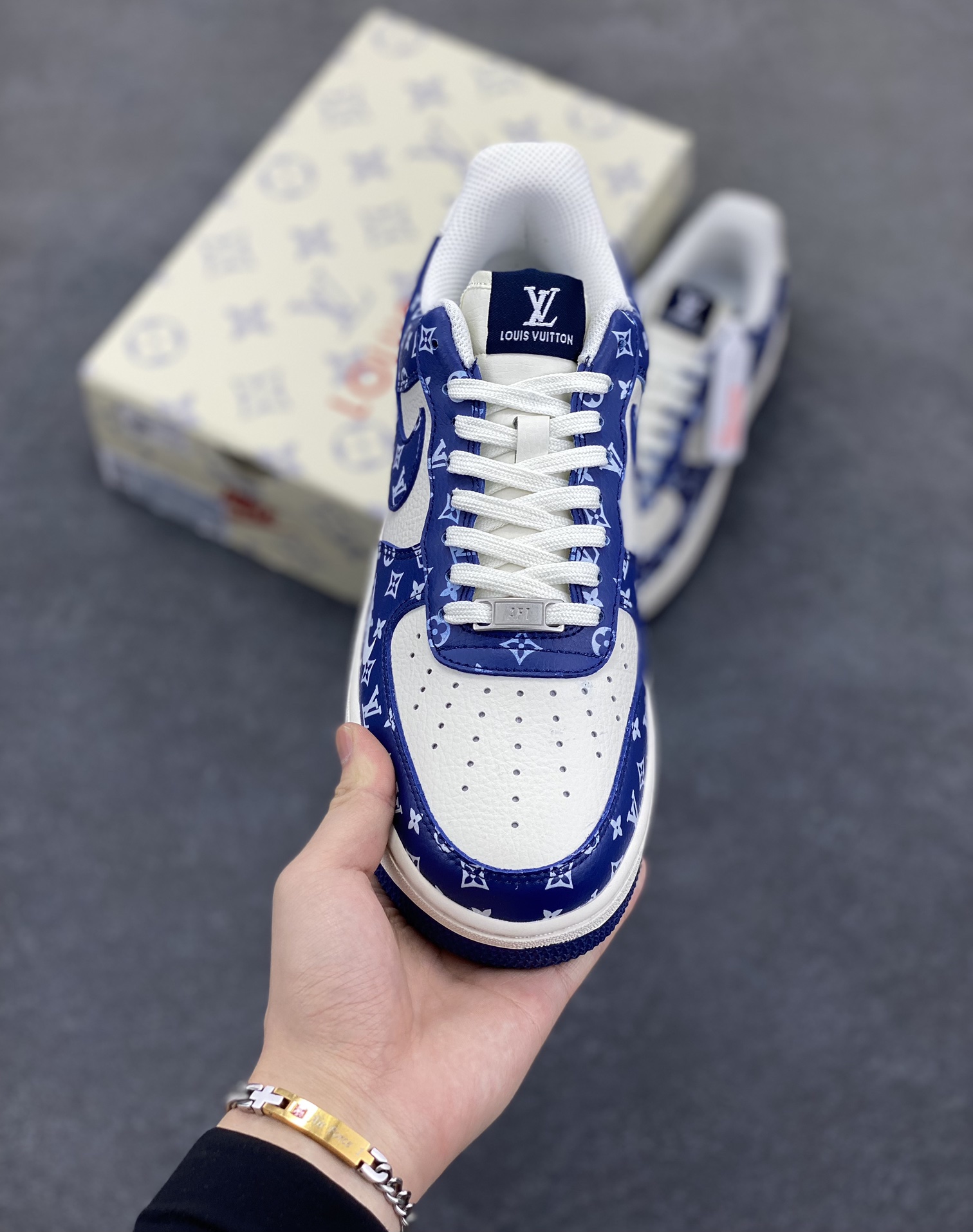 图片[2]-NIke Air Force 1 \’07 Low LV联名-白蓝小白勾 空军一号低帮 运动鞋 休闲鞋 折边针车 工艺难度大 原楦头原纸板 原装鞋盒 定制五金配件 内置全掌气垫 原厂鞋底 货号：LW9279-008 尺码：36 36.5 37.5 38 38.5 39 40 40.5 41 42 42.5 43 44 44.5 45-选品中心