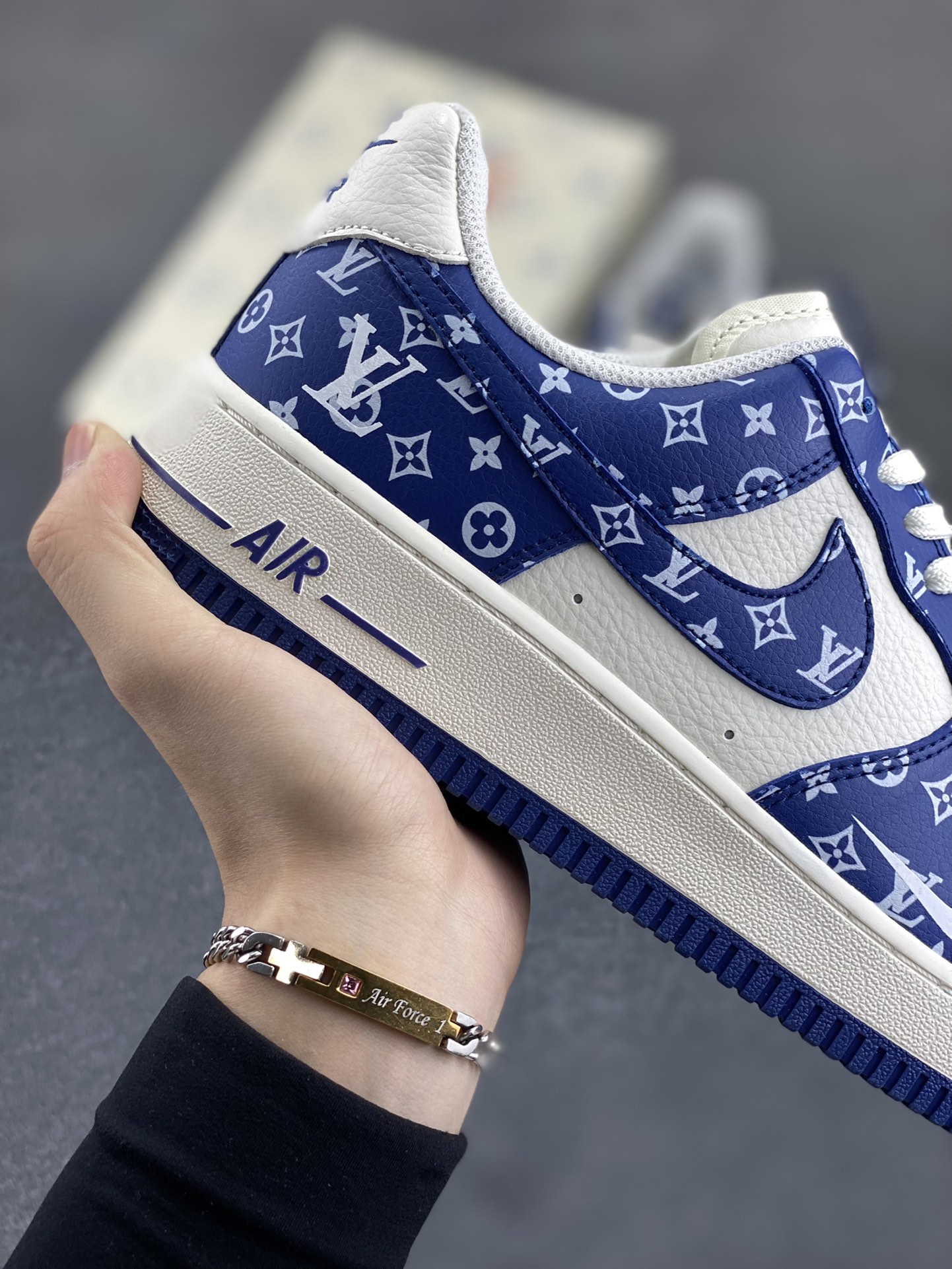 图片[6]-NIke Air Force 1 \’07 Low LV联名-白蓝小白勾 空军一号低帮 运动鞋 休闲鞋 折边针车 工艺难度大 原楦头原纸板 原装鞋盒 定制五金配件 内置全掌气垫 原厂鞋底 货号：LW9279-008 尺码：36 36.5 37.5 38 38.5 39 40 40.5 41 42 42.5 43 44 44.5 45-选品中心