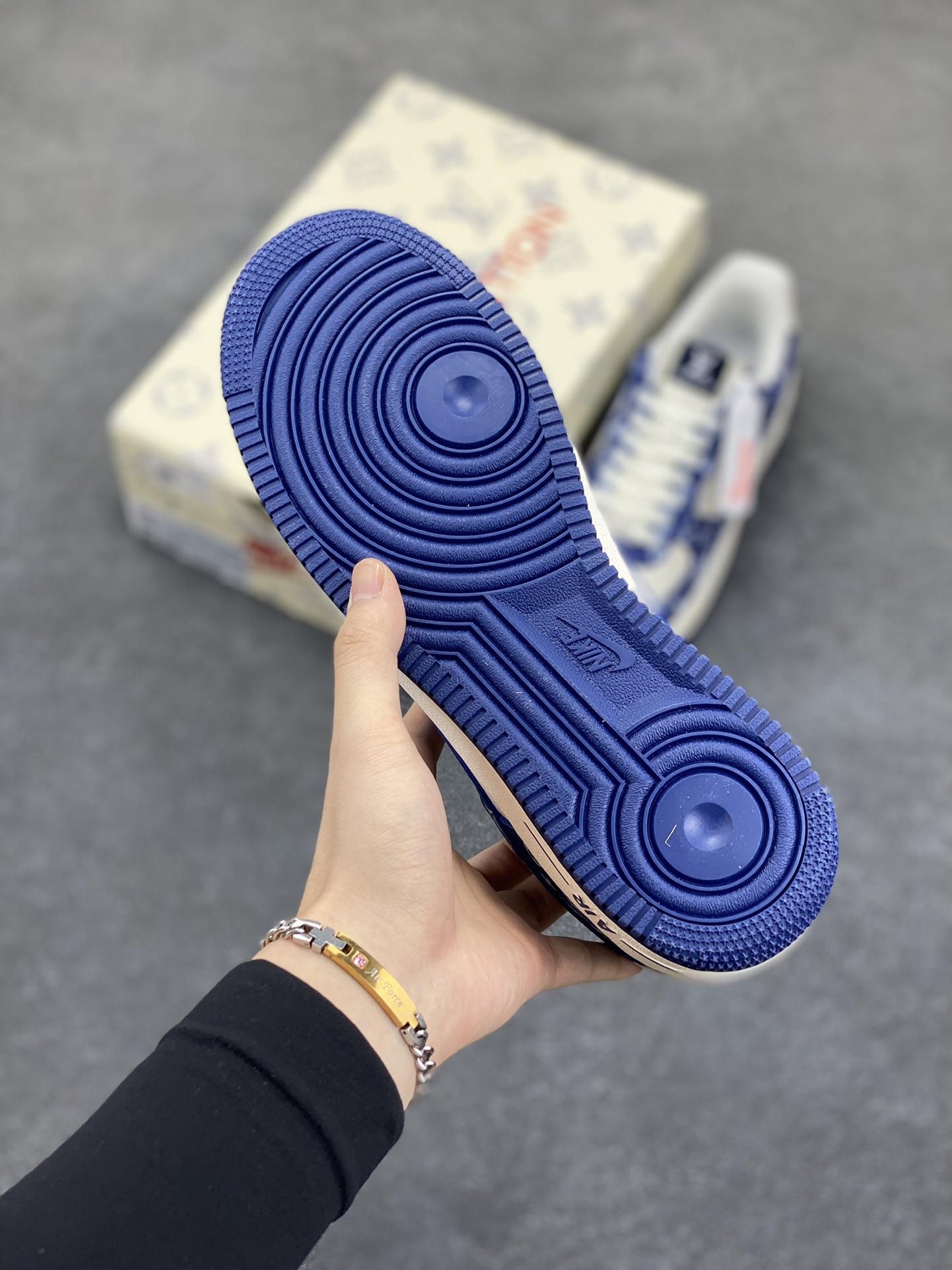 图片[5]-NIke Air Force 1 \’07 Low LV联名-白蓝小白勾 空军一号低帮 运动鞋 休闲鞋 折边针车 工艺难度大 原楦头原纸板 原装鞋盒 定制五金配件 内置全掌气垫 原厂鞋底 货号：LW9279-008 尺码：36 36.5 37.5 38 38.5 39 40 40.5 41 42 42.5 43 44 44.5 45-选品中心