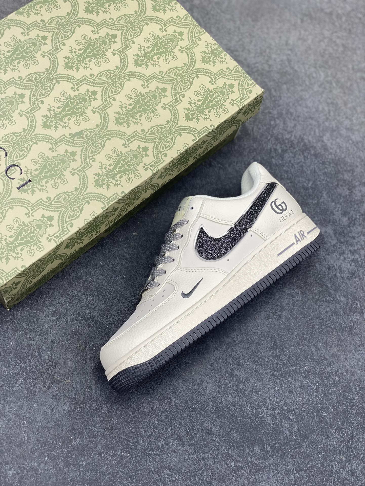 图片[7]-NIke Air Force 1 \’07 Low “古驰联名”空军一号 低帮 运动鞋 休闲鞋 折边针车 工艺难度大 原楦头原纸板 原装鞋盒 定制五金配件 内置全掌气垫 原厂鞋底 货号：QY6818-606 尺码：36 36.5 37.5 38 38.5 39 40 40.5 41 42 42.5 43 44 44.5 45-选品中心