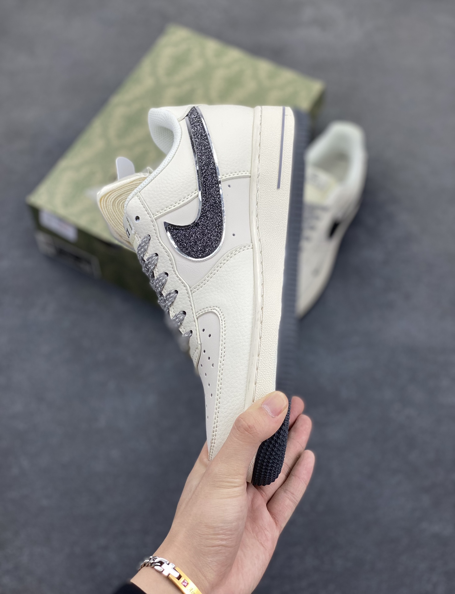 图片[3]-NIke Air Force 1 \’07 Low “古驰联名”空军一号 低帮 运动鞋 休闲鞋 折边针车 工艺难度大 原楦头原纸板 原装鞋盒 定制五金配件 内置全掌气垫 原厂鞋底 货号：QY6818-606 尺码：36 36.5 37.5 38 38.5 39 40 40.5 41 42 42.5 43 44 44.5 45-选品中心