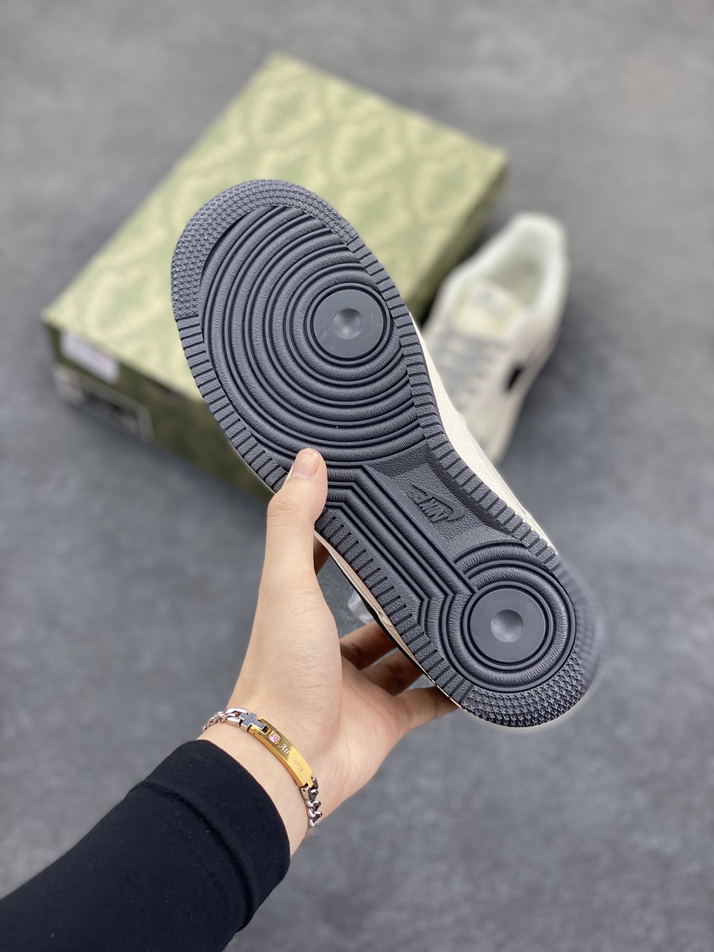 图片[5]-NIke Air Force 1 \’07 Low “古驰联名”空军一号 低帮 运动鞋 休闲鞋 折边针车 工艺难度大 原楦头原纸板 原装鞋盒 定制五金配件 内置全掌气垫 原厂鞋底 货号：QY6818-606 尺码：36 36.5 37.5 38 38.5 39 40 40.5 41 42 42.5 43 44 44.5 45-选品中心