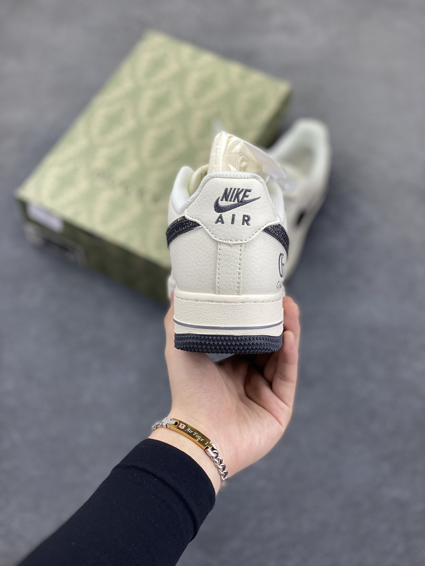 图片[4]-NIke Air Force 1 \’07 Low “古驰联名”空军一号 低帮 运动鞋 休闲鞋 折边针车 工艺难度大 原楦头原纸板 原装鞋盒 定制五金配件 内置全掌气垫 原厂鞋底 货号：QY6818-606 尺码：36 36.5 37.5 38 38.5 39 40 40.5 41 42 42.5 43 44 44.5 45-选品中心