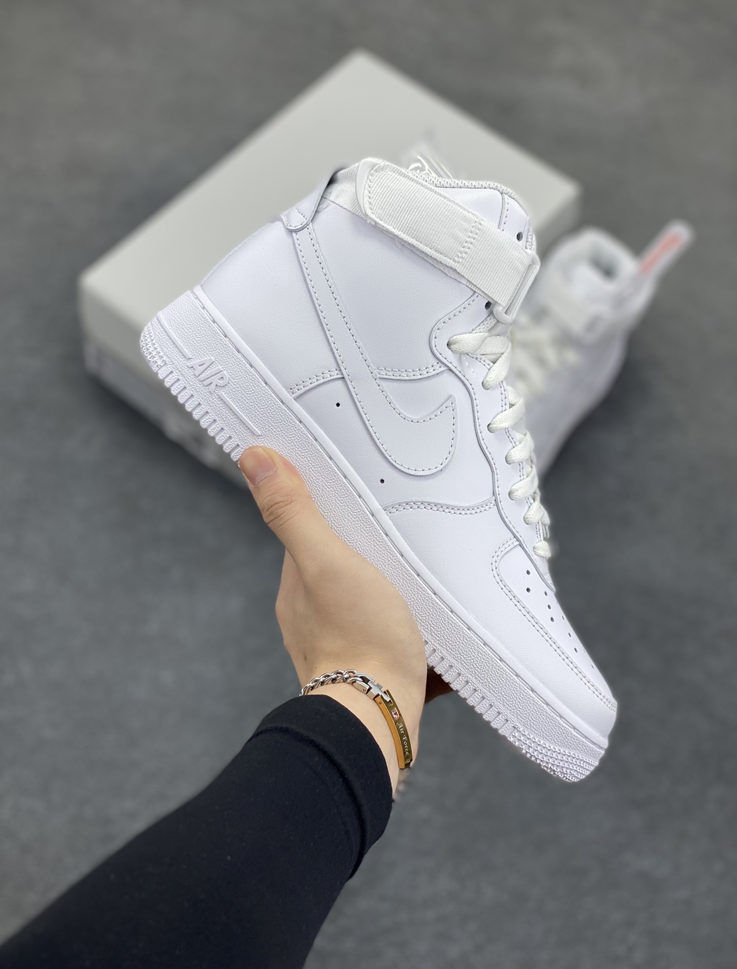 HY版本💯 Nike Air Force 1 High 07 高帮白 空军一号高帮运动休闲板鞋 原楦头原纸板 打造纯正空军版型#专注外贸渠道 全掌内置蜂窝气垫 #原盒配件 原厂中底钢印、拉帮完美 货号：女码DD9624-100 男码CW2290-111 尺码：35.5 36 36.5 37.5 38 38.5 39 40 40.5 41 42 42.5 43 44 44.5 45 46 47-选品中心