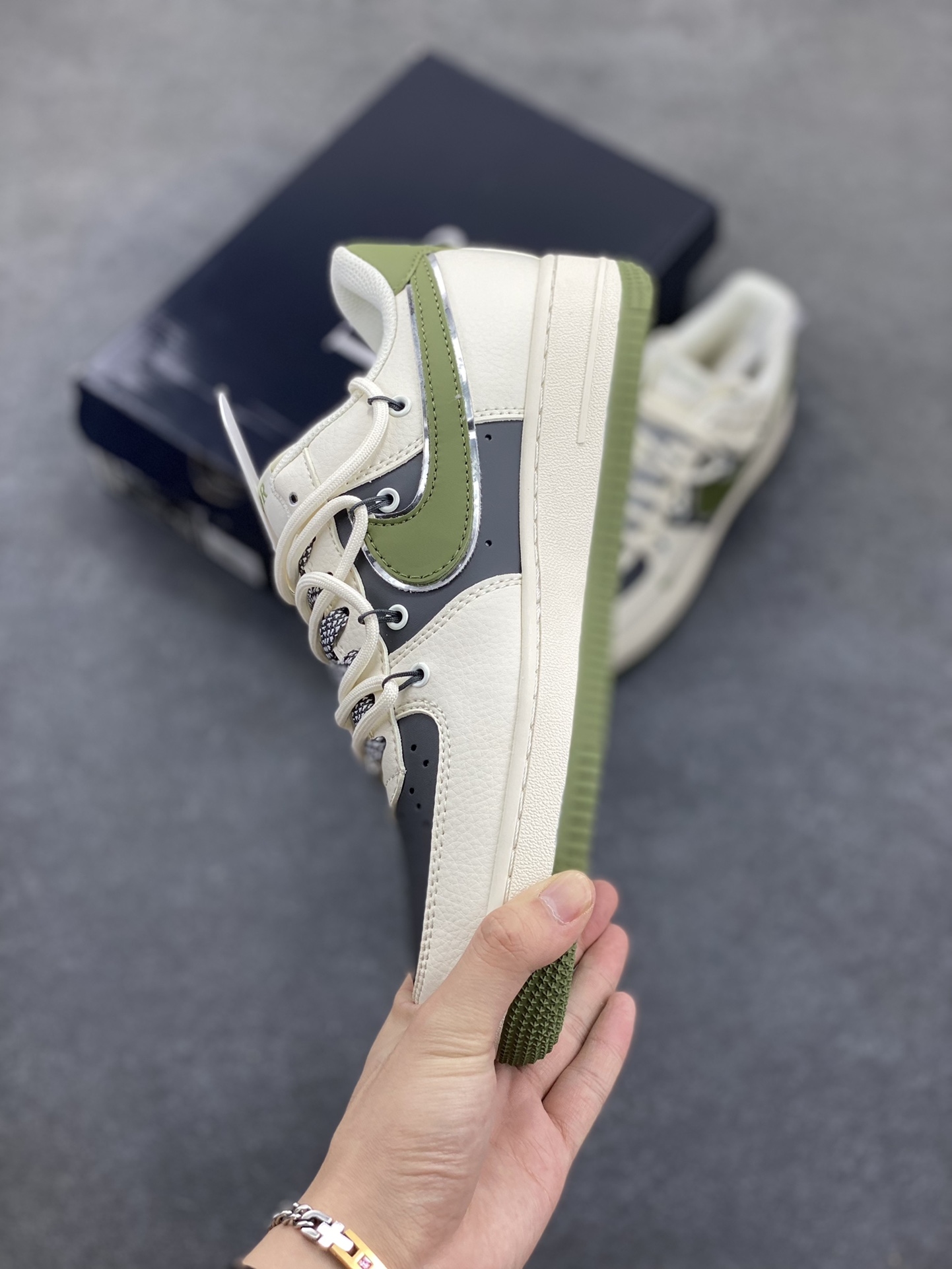 图片[3]-NIke Air Force 1 \’07 Low “迪奥联名——白绿抽绳”空军一号 低帮 运动鞋 休闲鞋 折边针车 工艺难度大 原楦头原纸板 原装鞋盒 定制五金配件 内置全掌气垫 原厂鞋底 货号：SJ1198-200 尺码：36 36.5 37.5 38 38.5 39 40 40.5 41 42 42.5 43 44 44.5 45-选品中心