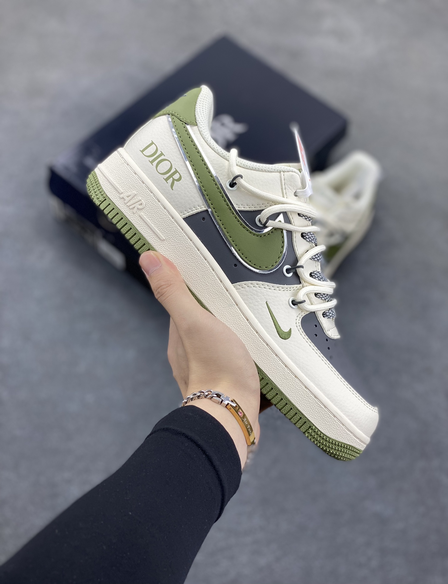 NIke Air Force 1 \’07 Low “迪奥联名——白绿抽绳”空军一号 低帮 运动鞋 休闲鞋 折边针车 工艺难度大 原楦头原纸板 原装鞋盒 定制五金配件 内置全掌气垫 原厂鞋底 货号:SJ1198-200 尺码:36 36.5 37.5 38 38.5 39 40 40.5 41 42 42.5 43 44 44.5 45-选品中心