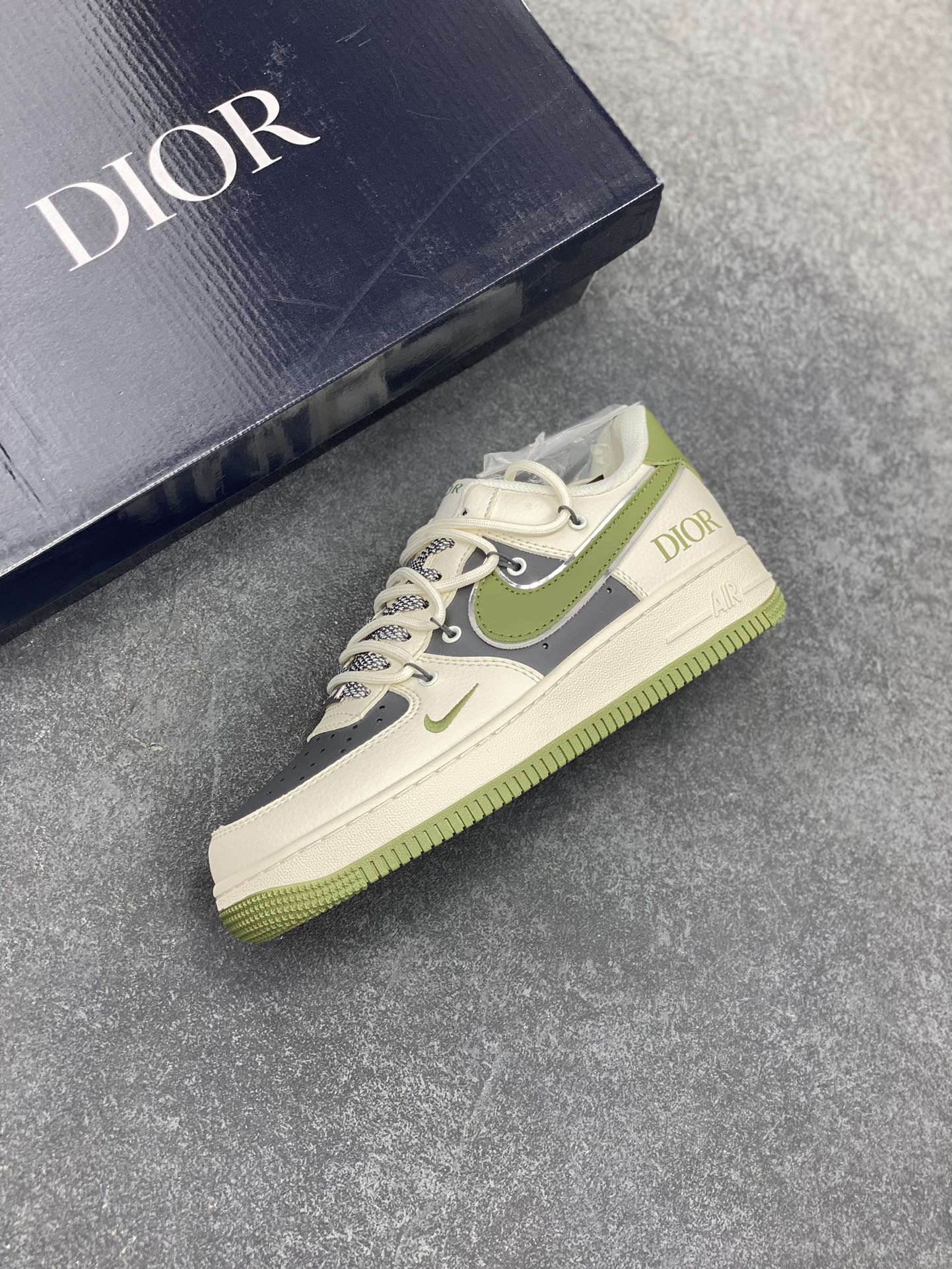 图片[7]-NIke Air Force 1 \’07 Low “迪奥联名——白绿抽绳”空军一号 低帮 运动鞋 休闲鞋 折边针车 工艺难度大 原楦头原纸板 原装鞋盒 定制五金配件 内置全掌气垫 原厂鞋底 货号：SJ1198-200 尺码：36 36.5 37.5 38 38.5 39 40 40.5 41 42 42.5 43 44 44.5 45-选品中心