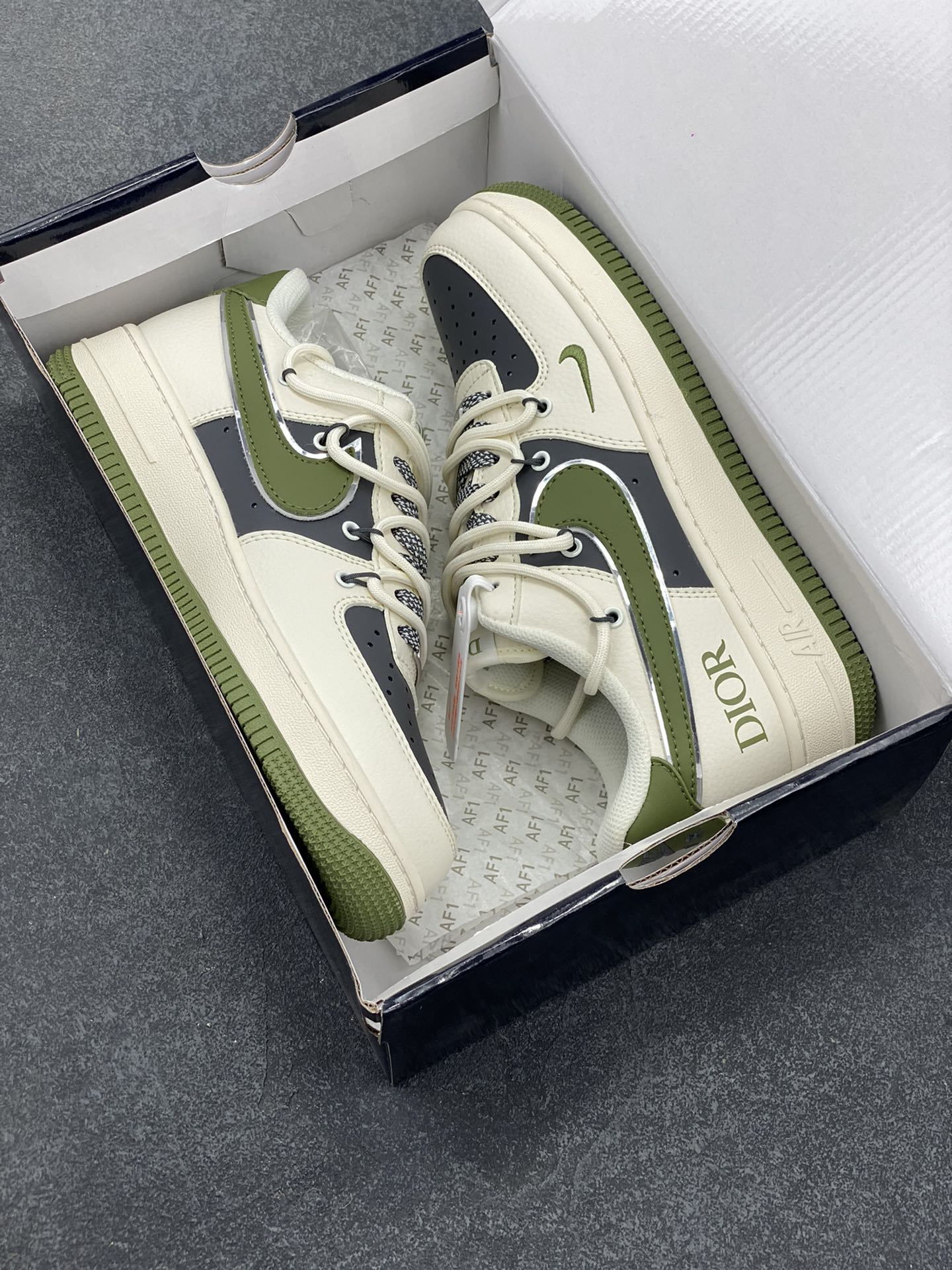 图片[9]-NIke Air Force 1 \’07 Low “迪奥联名——白绿抽绳”空军一号 低帮 运动鞋 休闲鞋 折边针车 工艺难度大 原楦头原纸板 原装鞋盒 定制五金配件 内置全掌气垫 原厂鞋底 货号：SJ1198-200 尺码：36 36.5 37.5 38 38.5 39 40 40.5 41 42 42.5 43 44 44.5 45-选品中心