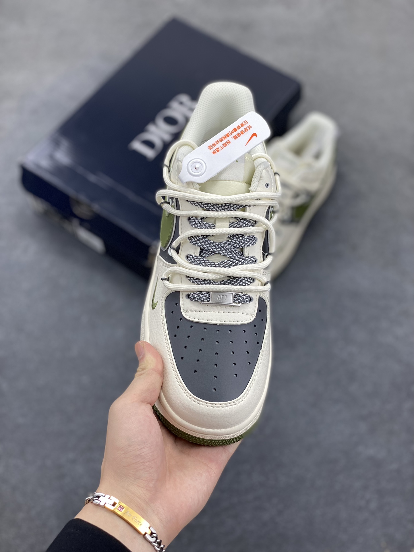 图片[2]-NIke Air Force 1 \’07 Low “迪奥联名——白绿抽绳”空军一号 低帮 运动鞋 休闲鞋 折边针车 工艺难度大 原楦头原纸板 原装鞋盒 定制五金配件 内置全掌气垫 原厂鞋底 货号：SJ1198-200 尺码：36 36.5 37.5 38 38.5 39 40 40.5 41 42 42.5 43 44 44.5 45-选品中心