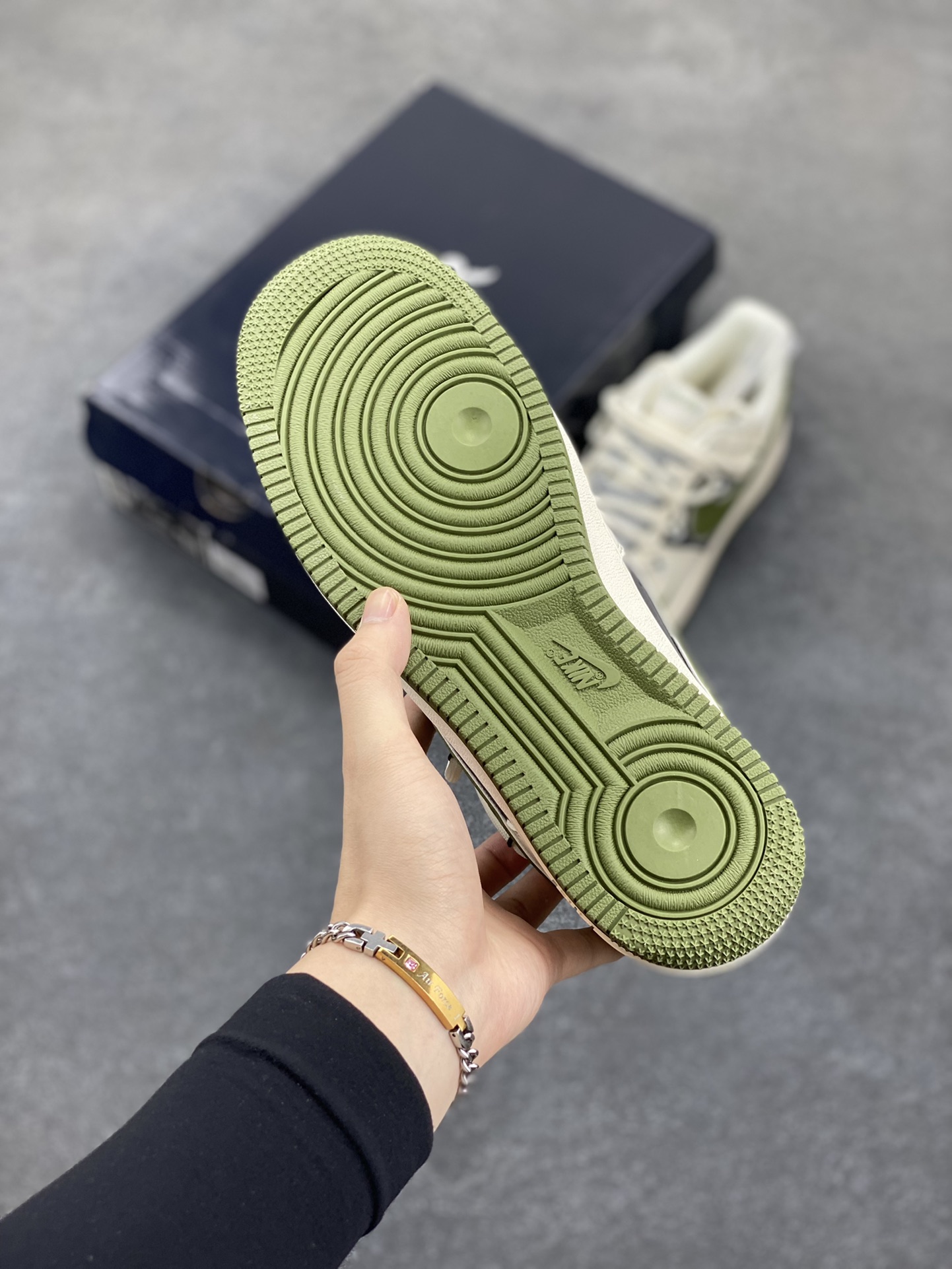 图片[5]-NIke Air Force 1 \’07 Low “迪奥联名——白绿抽绳”空军一号 低帮 运动鞋 休闲鞋 折边针车 工艺难度大 原楦头原纸板 原装鞋盒 定制五金配件 内置全掌气垫 原厂鞋底 货号：SJ1198-200 尺码：36 36.5 37.5 38 38.5 39 40 40.5 41 42 42.5 43 44 44.5 45-选品中心