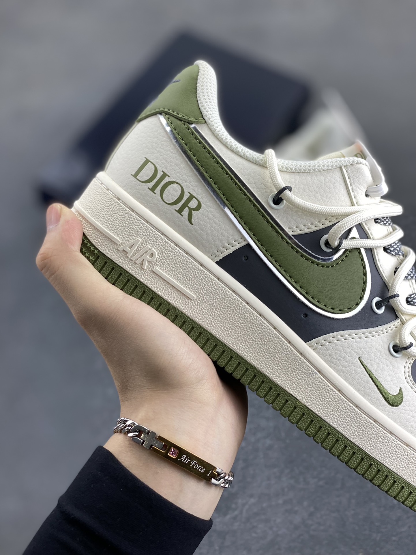 图片[6]-NIke Air Force 1 \’07 Low “迪奥联名——白绿抽绳”空军一号 低帮 运动鞋 休闲鞋 折边针车 工艺难度大 原楦头原纸板 原装鞋盒 定制五金配件 内置全掌气垫 原厂鞋底 货号：SJ1198-200 尺码：36 36.5 37.5 38 38.5 39 40 40.5 41 42 42.5 43 44 44.5 45-选品中心