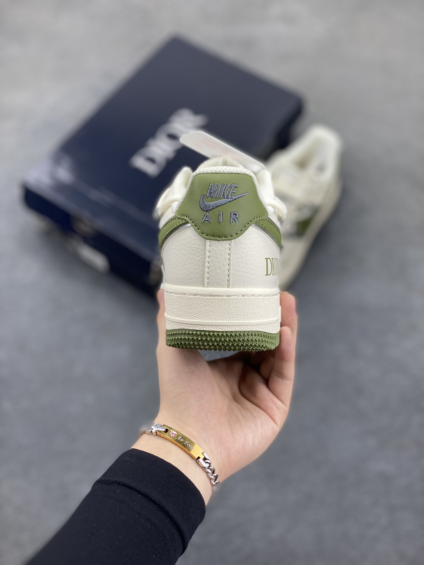 图片[4]-NIke Air Force 1 \’07 Low “迪奥联名——白绿抽绳”空军一号 低帮 运动鞋 休闲鞋 折边针车 工艺难度大 原楦头原纸板 原装鞋盒 定制五金配件 内置全掌气垫 原厂鞋底 货号：SJ1198-200 尺码：36 36.5 37.5 38 38.5 39 40 40.5 41 42 42.5 43 44 44.5 45-选品中心