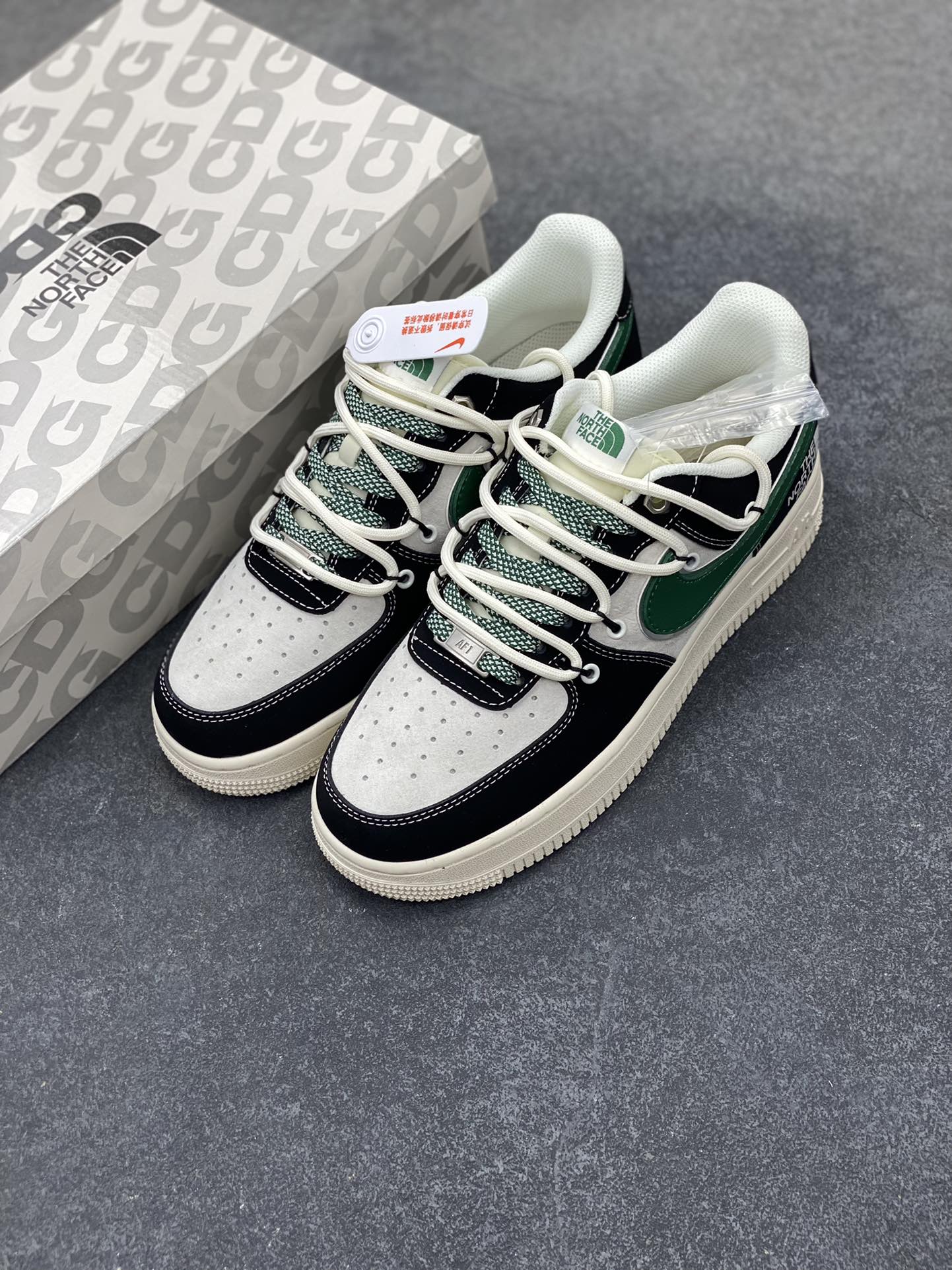 图片[8]-NIke Air Force 1 \’07 Low “北面联名–黑绿抽绳”空军一号 低帮 运动鞋 休闲鞋 折边针车 工艺难度大 原楦头原纸板 原装鞋盒 定制五金配件 内置全掌气垫 原厂鞋底 货号：SJ1198-110 尺码：36 36.5 37.5 38 38.5 39 40 40.5 41 42 42.5 43 44 44.5 45-选品中心