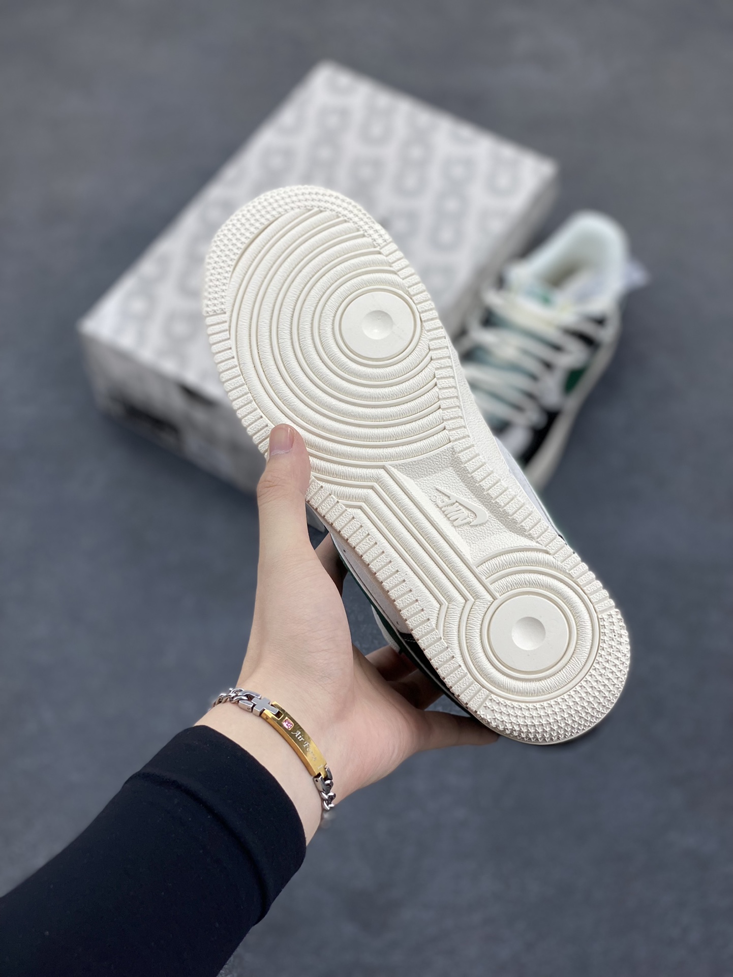 图片[5]-NIke Air Force 1 \’07 Low “北面联名–黑绿抽绳”空军一号 低帮 运动鞋 休闲鞋 折边针车 工艺难度大 原楦头原纸板 原装鞋盒 定制五金配件 内置全掌气垫 原厂鞋底 货号：SJ1198-110 尺码：36 36.5 37.5 38 38.5 39 40 40.5 41 42 42.5 43 44 44.5 45-选品中心