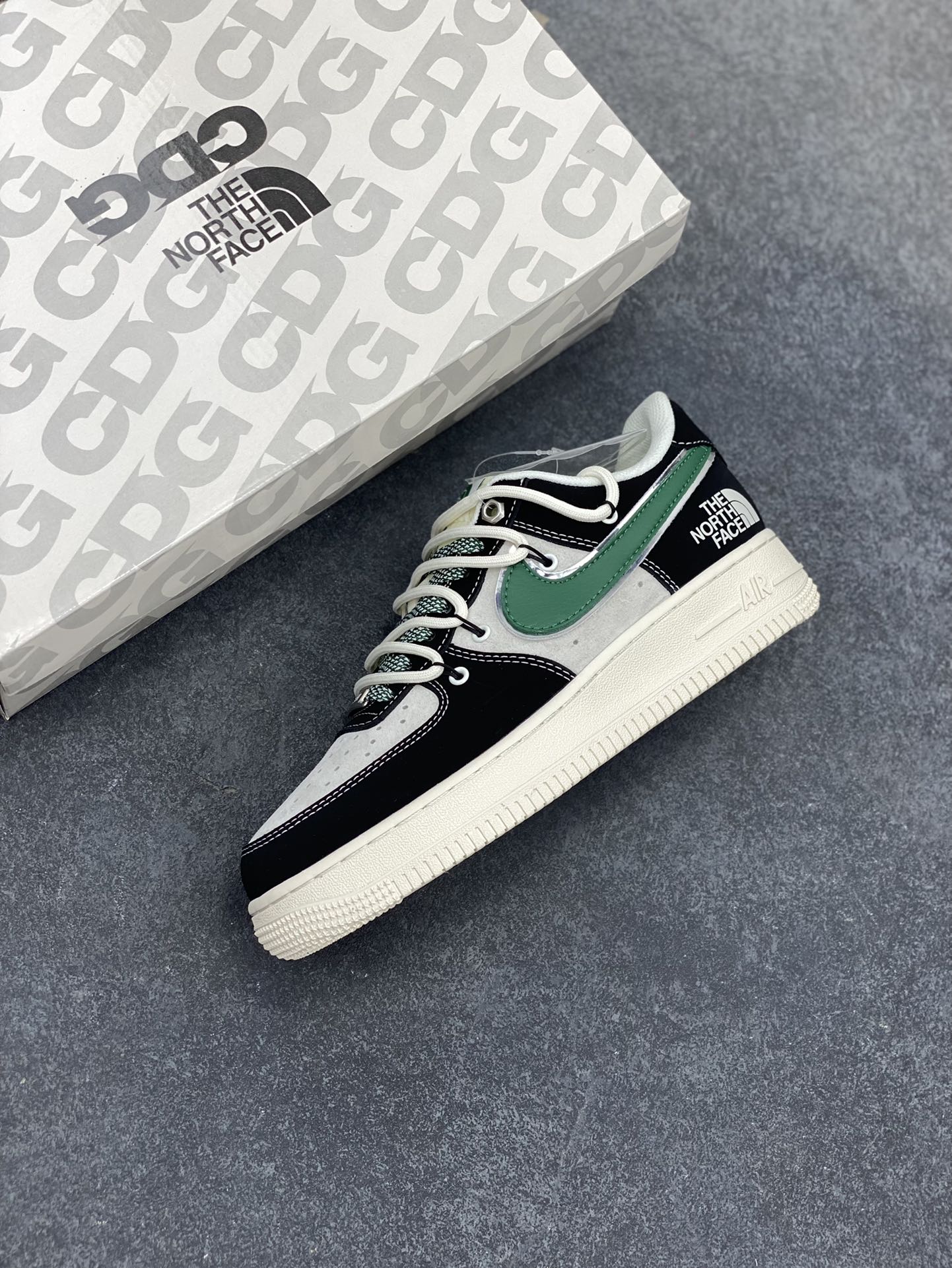 图片[7]-NIke Air Force 1 \’07 Low “北面联名–黑绿抽绳”空军一号 低帮 运动鞋 休闲鞋 折边针车 工艺难度大 原楦头原纸板 原装鞋盒 定制五金配件 内置全掌气垫 原厂鞋底 货号：SJ1198-110 尺码：36 36.5 37.5 38 38.5 39 40 40.5 41 42 42.5 43 44 44.5 45-选品中心