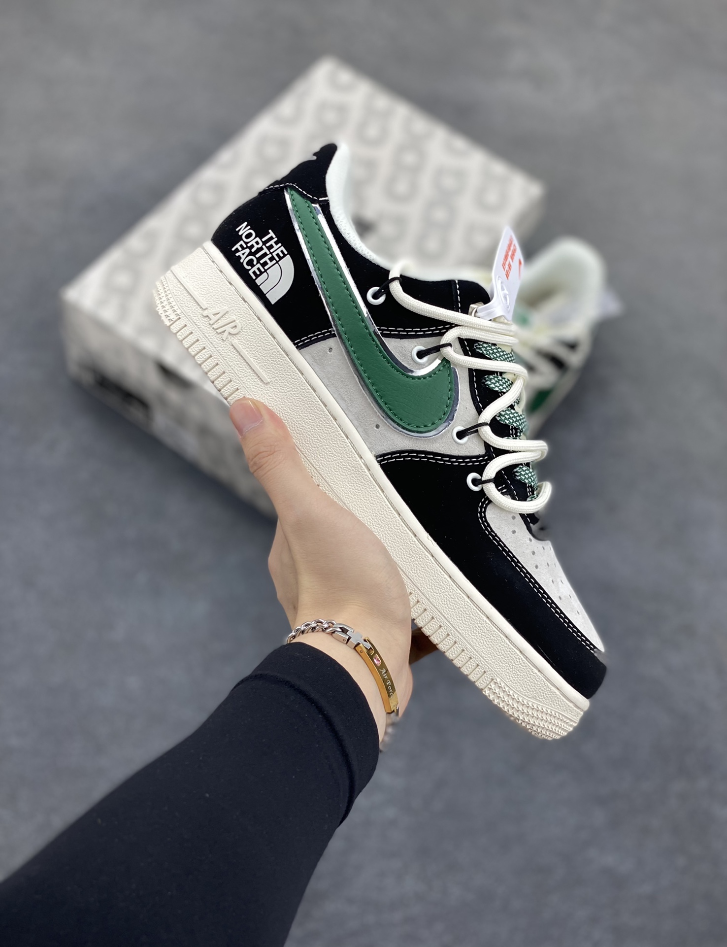 NIke Air Force 1 \’07 Low “北面联名–黑绿抽绳”空军一号 低帮 运动鞋 休闲鞋 折边针车 工艺难度大 原楦头原纸板 原装鞋盒 定制五金配件 内置全掌气垫 原厂鞋底 货号:SJ1198-110 尺码:36 36.5 37.5 38 38.5 39 40 40.5 41 42 42.5 43 44 44.5 45-选品中心