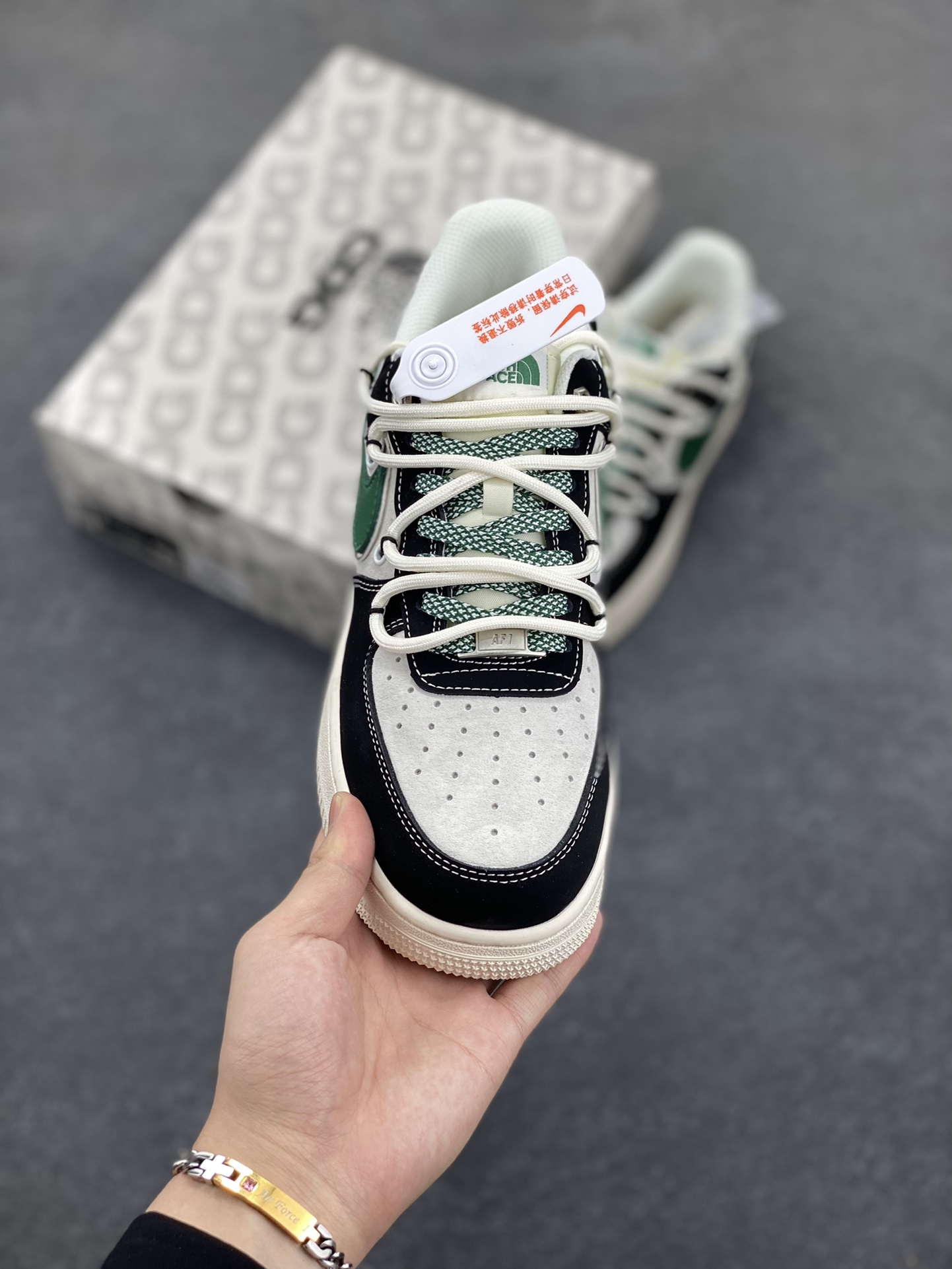 图片[2]-NIke Air Force 1 \’07 Low “北面联名–黑绿抽绳”空军一号 低帮 运动鞋 休闲鞋 折边针车 工艺难度大 原楦头原纸板 原装鞋盒 定制五金配件 内置全掌气垫 原厂鞋底 货号：SJ1198-110 尺码：36 36.5 37.5 38 38.5 39 40 40.5 41 42 42.5 43 44 44.5 45-选品中心