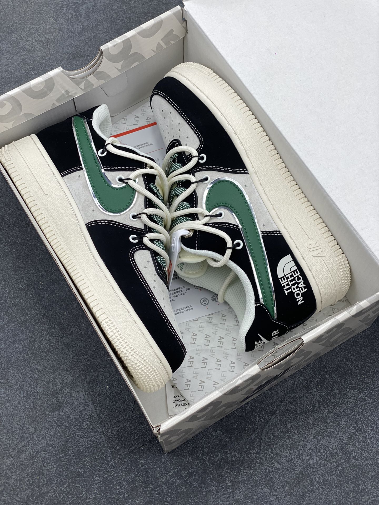 图片[9]-NIke Air Force 1 \’07 Low “北面联名–黑绿抽绳”空军一号 低帮 运动鞋 休闲鞋 折边针车 工艺难度大 原楦头原纸板 原装鞋盒 定制五金配件 内置全掌气垫 原厂鞋底 货号：SJ1198-110 尺码：36 36.5 37.5 38 38.5 39 40 40.5 41 42 42.5 43 44 44.5 45-选品中心