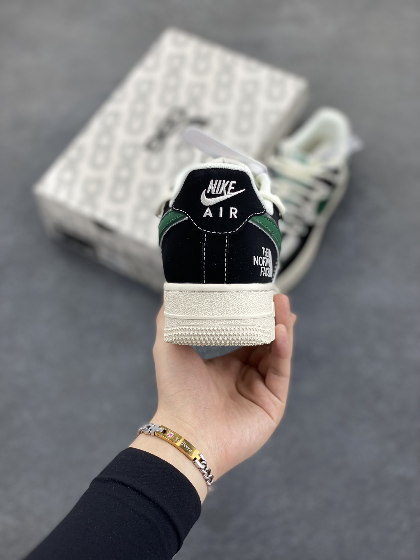 图片[4]-NIke Air Force 1 \’07 Low “北面联名–黑绿抽绳”空军一号 低帮 运动鞋 休闲鞋 折边针车 工艺难度大 原楦头原纸板 原装鞋盒 定制五金配件 内置全掌气垫 原厂鞋底 货号：SJ1198-110 尺码：36 36.5 37.5 38 38.5 39 40 40.5 41 42 42.5 43 44 44.5 45-选品中心