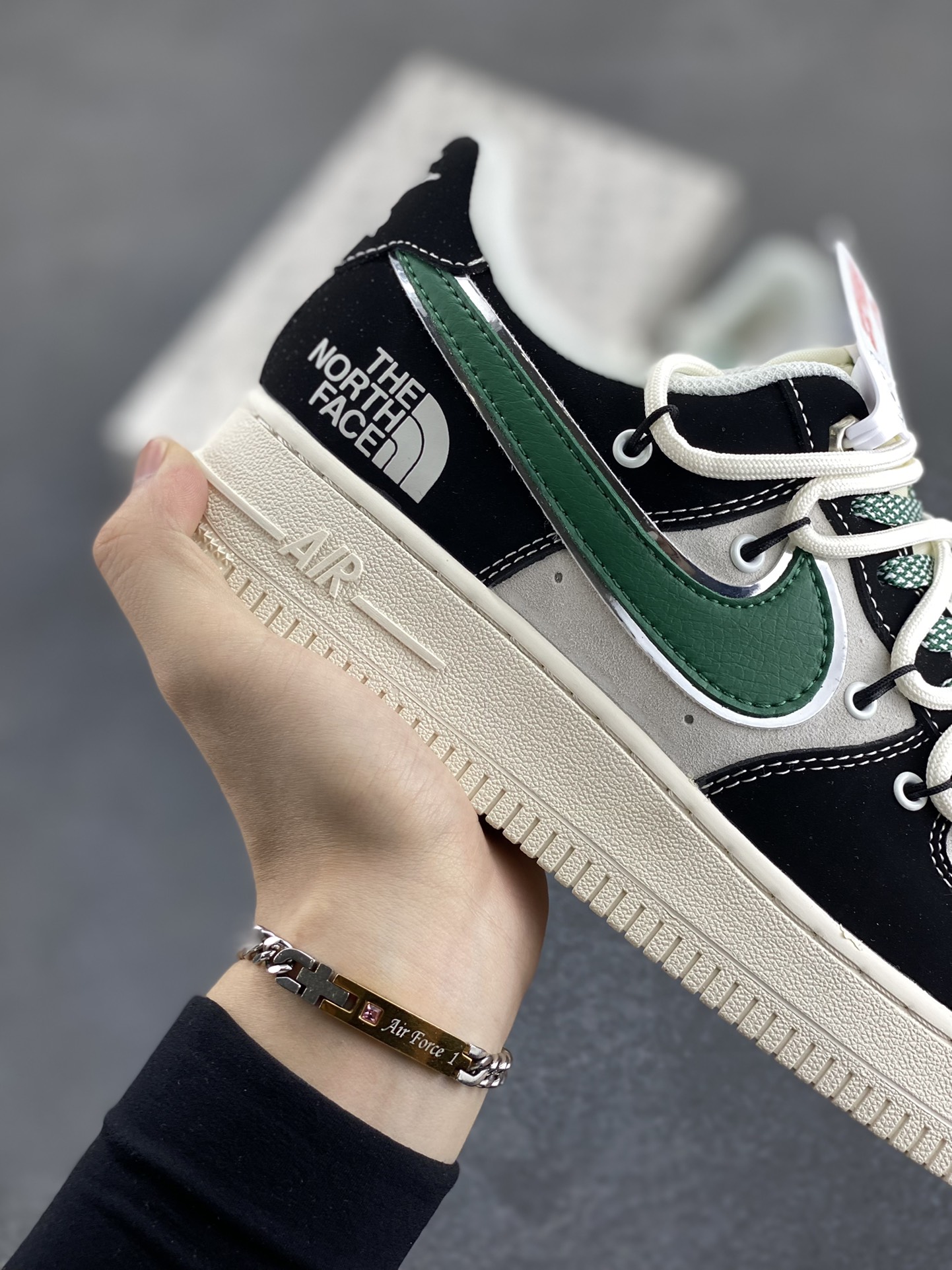 图片[6]-NIke Air Force 1 \’07 Low “北面联名–黑绿抽绳”空军一号 低帮 运动鞋 休闲鞋 折边针车 工艺难度大 原楦头原纸板 原装鞋盒 定制五金配件 内置全掌气垫 原厂鞋底 货号：SJ1198-110 尺码：36 36.5 37.5 38 38.5 39 40 40.5 41 42 42.5 43 44 44.5 45-选品中心