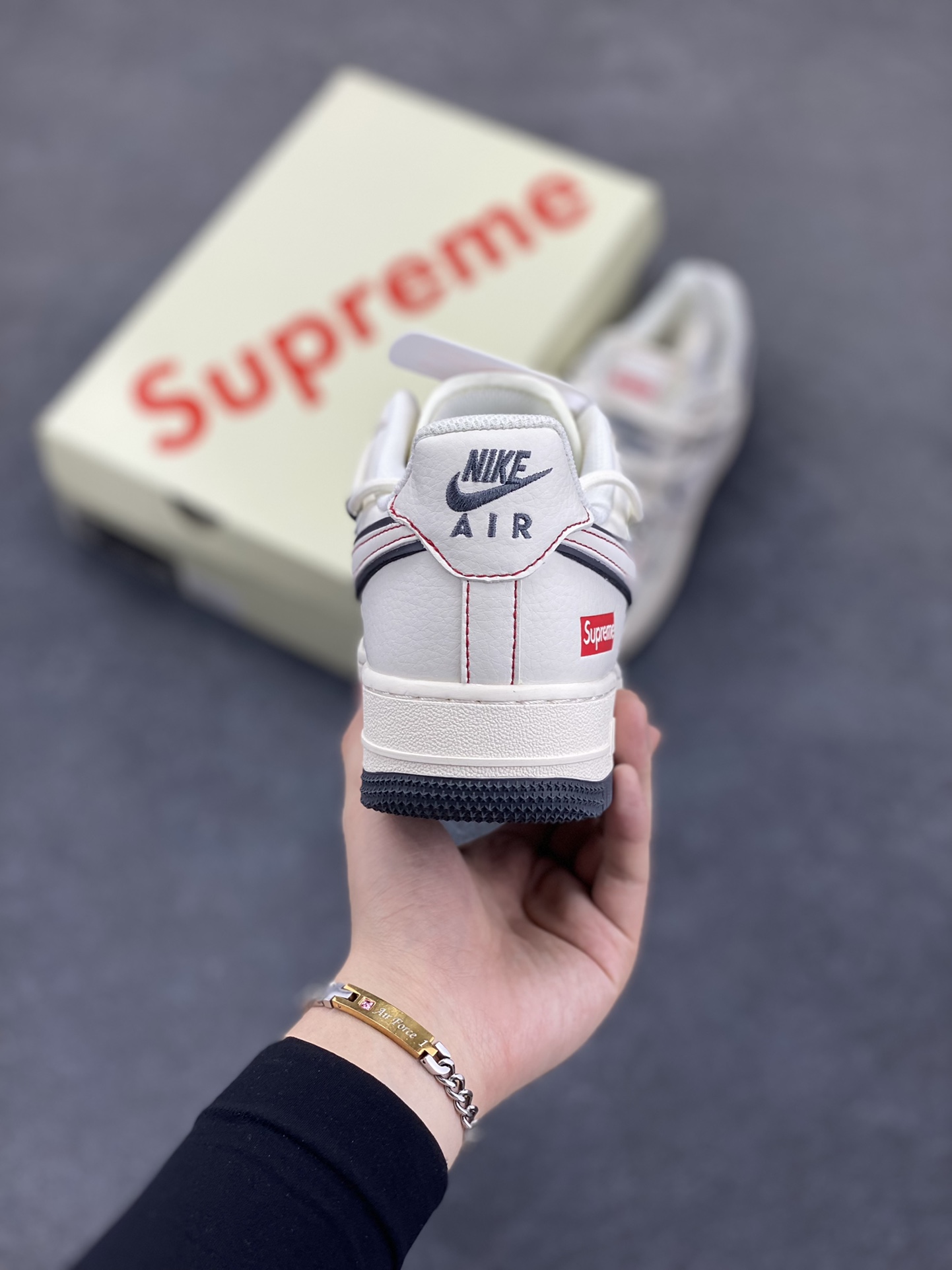 图片[4]-NIke Air Force 1 \’07 Low “Supreme联名——红线灰底”空军一号 低帮 运动鞋 休闲鞋 折边针车 工艺难度大 原楦头原纸板 原装鞋盒 定制五金配件 内置全掌气垫 原厂鞋底 货号：SJ1198-600 尺码：36 36.5 37.5 38 38.5 39 40 40.5 41 42 42.5 43 44 44.5 45-选品中心