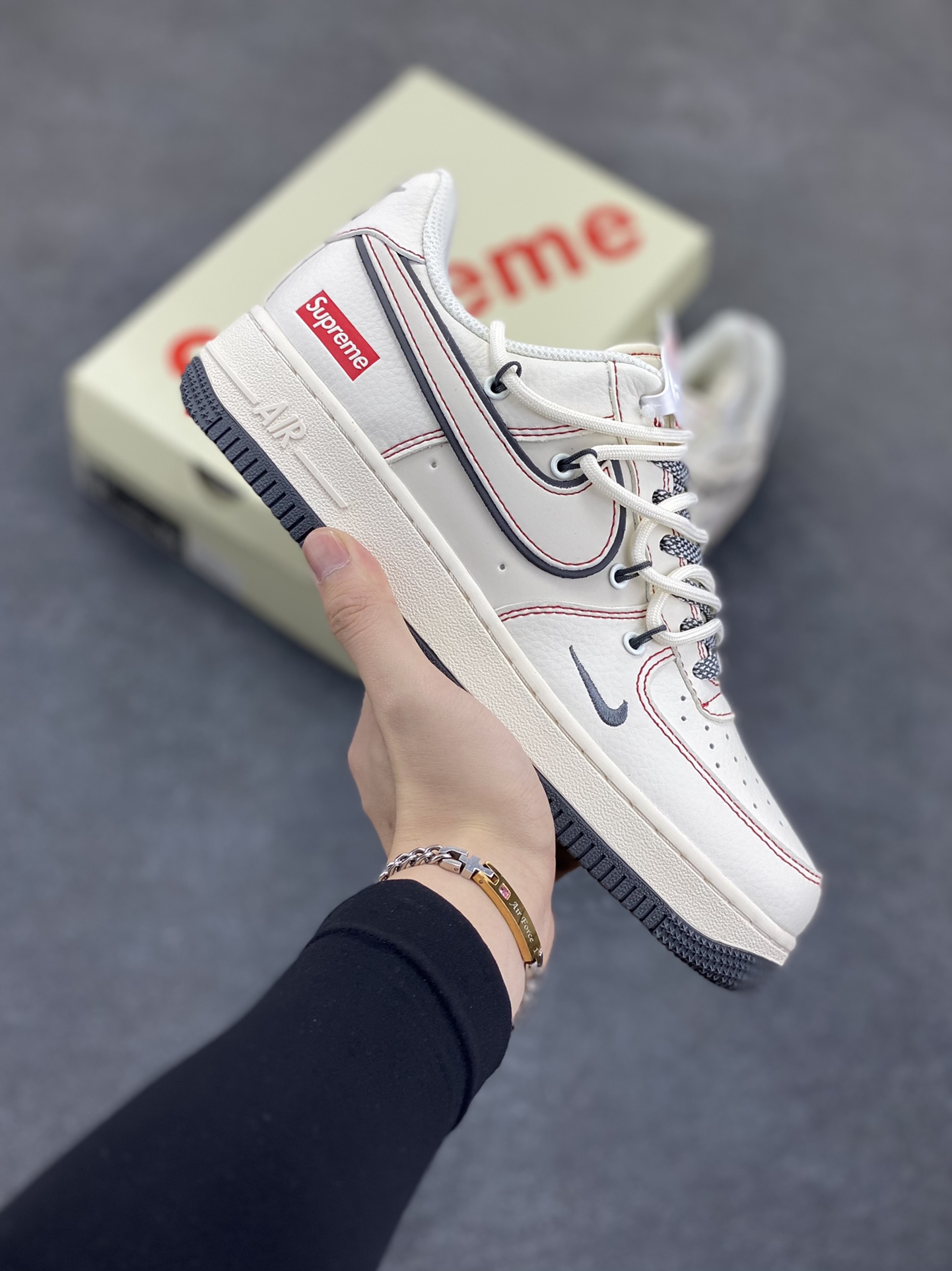 NIke Air Force 1 \'07 Low “Supreme联名——红线灰底”空军一号 低帮 运动鞋 休闲鞋 折边针车 工艺难度大 原楦头原纸板 原装鞋盒 定制五金配件 内置全掌气垫 原厂鞋底 货号：SJ1198-600 尺码：36 36.5 37.5 38 38.5 39 40 40.5 41 42 42.5 43 44 44.5 45-选品中心