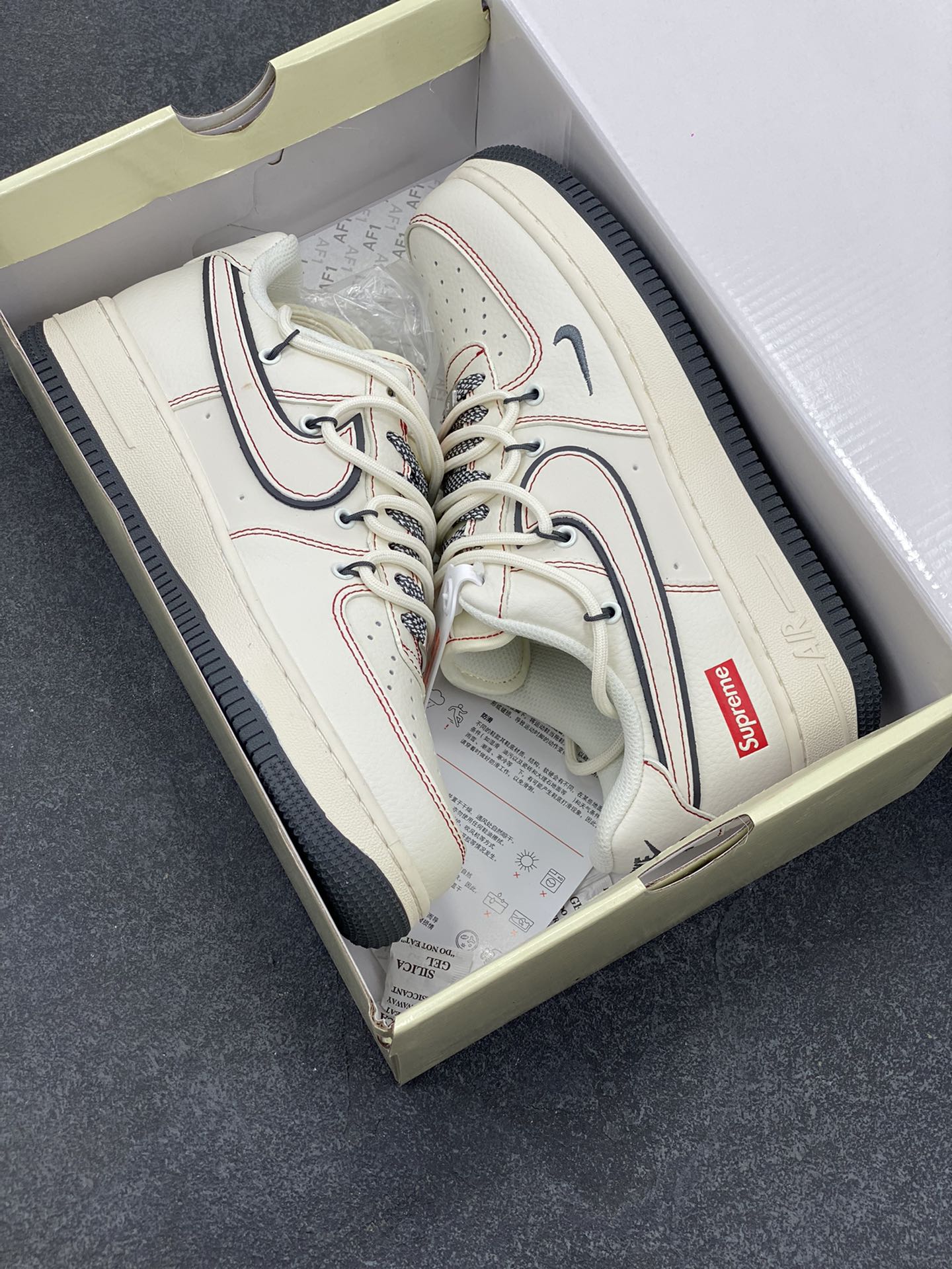 图片[9]-NIke Air Force 1 \’07 Low “Supreme联名——红线灰底”空军一号 低帮 运动鞋 休闲鞋 折边针车 工艺难度大 原楦头原纸板 原装鞋盒 定制五金配件 内置全掌气垫 原厂鞋底 货号：SJ1198-600 尺码：36 36.5 37.5 38 38.5 39 40 40.5 41 42 42.5 43 44 44.5 45-选品中心