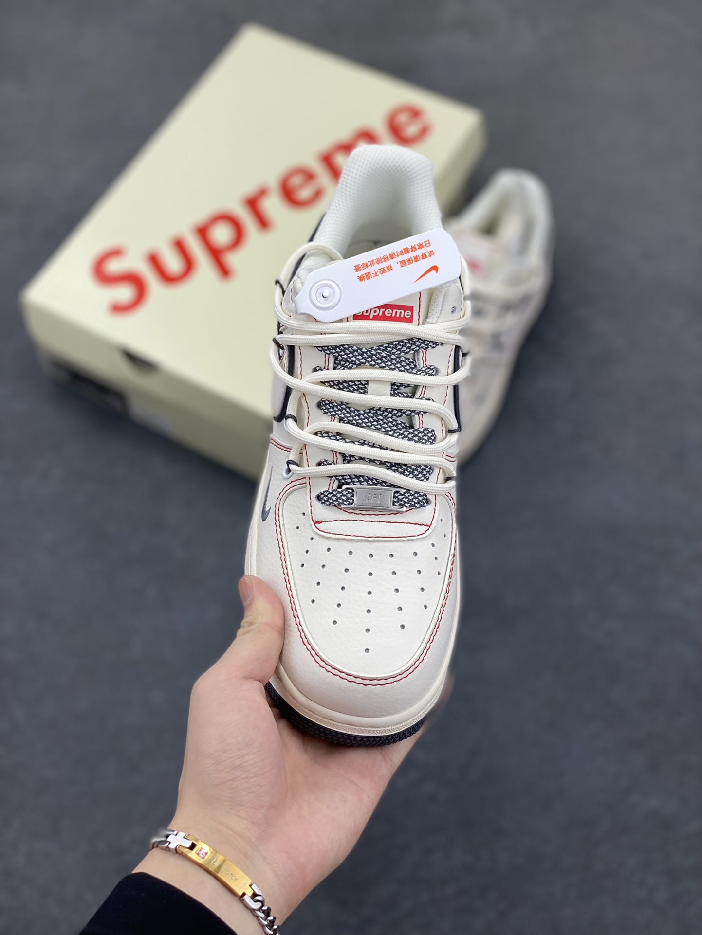 图片[2]-NIke Air Force 1 \’07 Low “Supreme联名——红线灰底”空军一号 低帮 运动鞋 休闲鞋 折边针车 工艺难度大 原楦头原纸板 原装鞋盒 定制五金配件 内置全掌气垫 原厂鞋底 货号：SJ1198-600 尺码：36 36.5 37.5 38 38.5 39 40 40.5 41 42 42.5 43 44 44.5 45-选品中心
