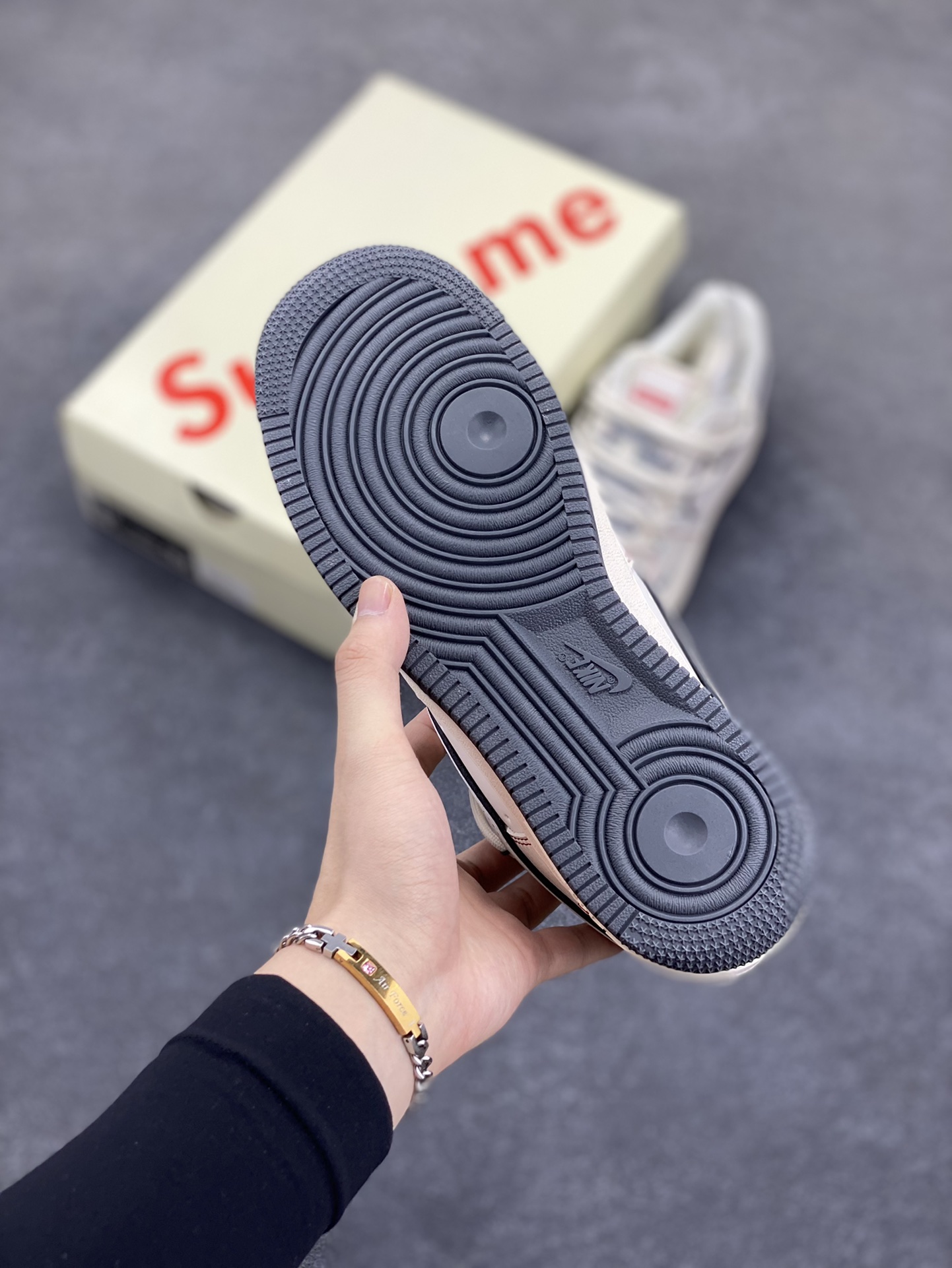 图片[5]-NIke Air Force 1 \’07 Low “Supreme联名——红线灰底”空军一号 低帮 运动鞋 休闲鞋 折边针车 工艺难度大 原楦头原纸板 原装鞋盒 定制五金配件 内置全掌气垫 原厂鞋底 货号：SJ1198-600 尺码：36 36.5 37.5 38 38.5 39 40 40.5 41 42 42.5 43 44 44.5 45-选品中心
