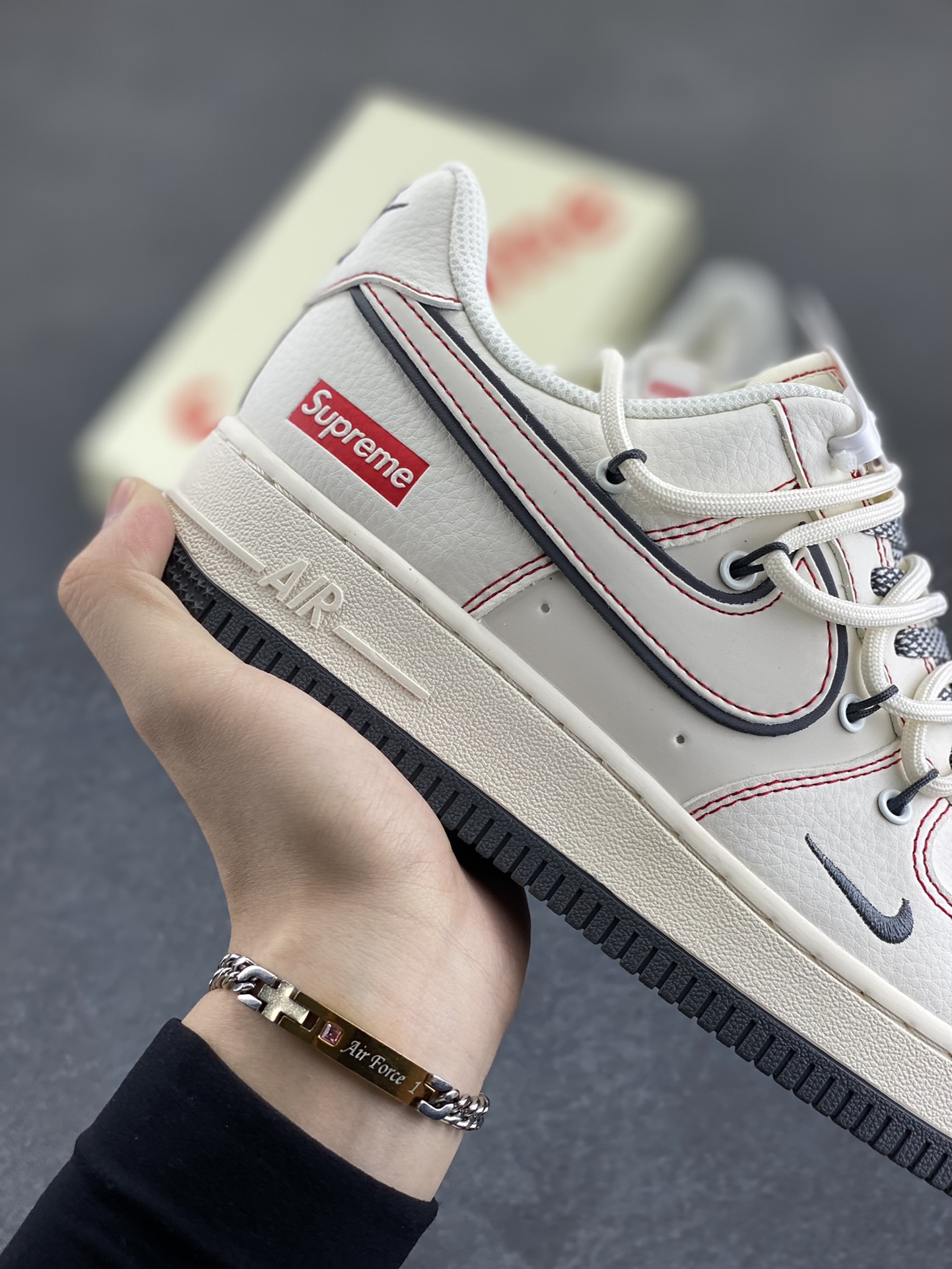 图片[6]-NIke Air Force 1 \’07 Low “Supreme联名——红线灰底”空军一号 低帮 运动鞋 休闲鞋 折边针车 工艺难度大 原楦头原纸板 原装鞋盒 定制五金配件 内置全掌气垫 原厂鞋底 货号：SJ1198-600 尺码：36 36.5 37.5 38 38.5 39 40 40.5 41 42 42.5 43 44 44.5 45-选品中心