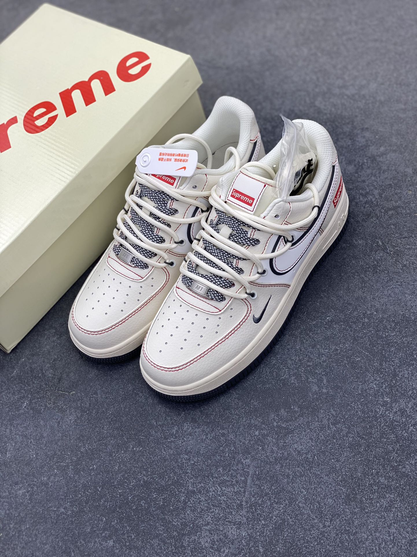 图片[8]-NIke Air Force 1 \’07 Low “Supreme联名——红线灰底”空军一号 低帮 运动鞋 休闲鞋 折边针车 工艺难度大 原楦头原纸板 原装鞋盒 定制五金配件 内置全掌气垫 原厂鞋底 货号：SJ1198-600 尺码：36 36.5 37.5 38 38.5 39 40 40.5 41 42 42.5 43 44 44.5 45-选品中心
