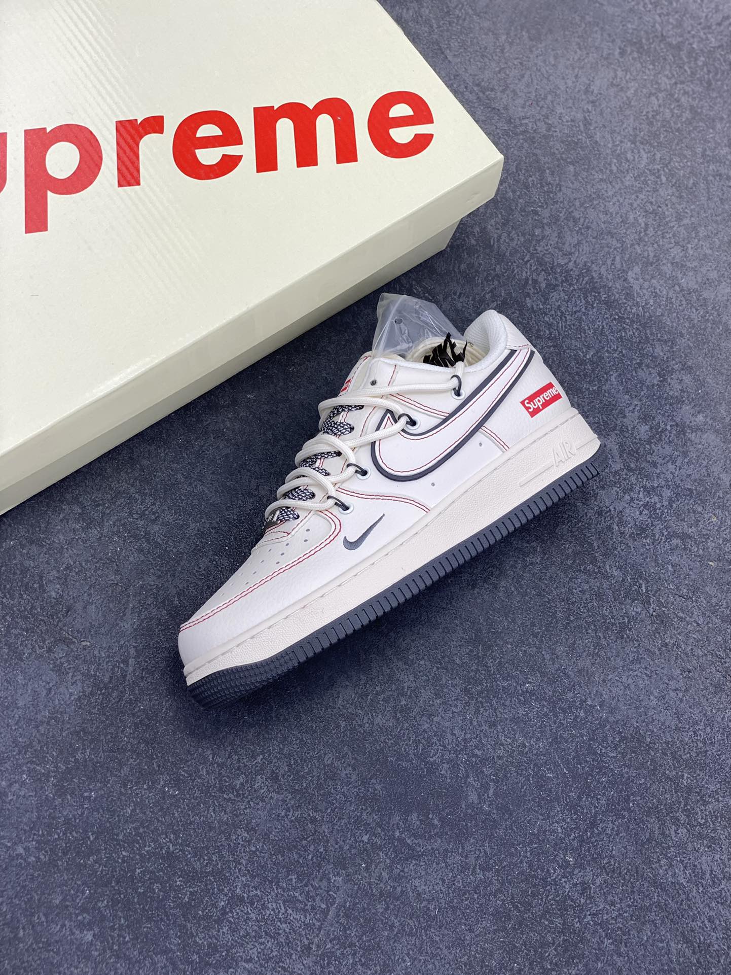 图片[7]-NIke Air Force 1 \’07 Low “Supreme联名——红线灰底”空军一号 低帮 运动鞋 休闲鞋 折边针车 工艺难度大 原楦头原纸板 原装鞋盒 定制五金配件 内置全掌气垫 原厂鞋底 货号：SJ1198-600 尺码：36 36.5 37.5 38 38.5 39 40 40.5 41 42 42.5 43 44 44.5 45-选品中心