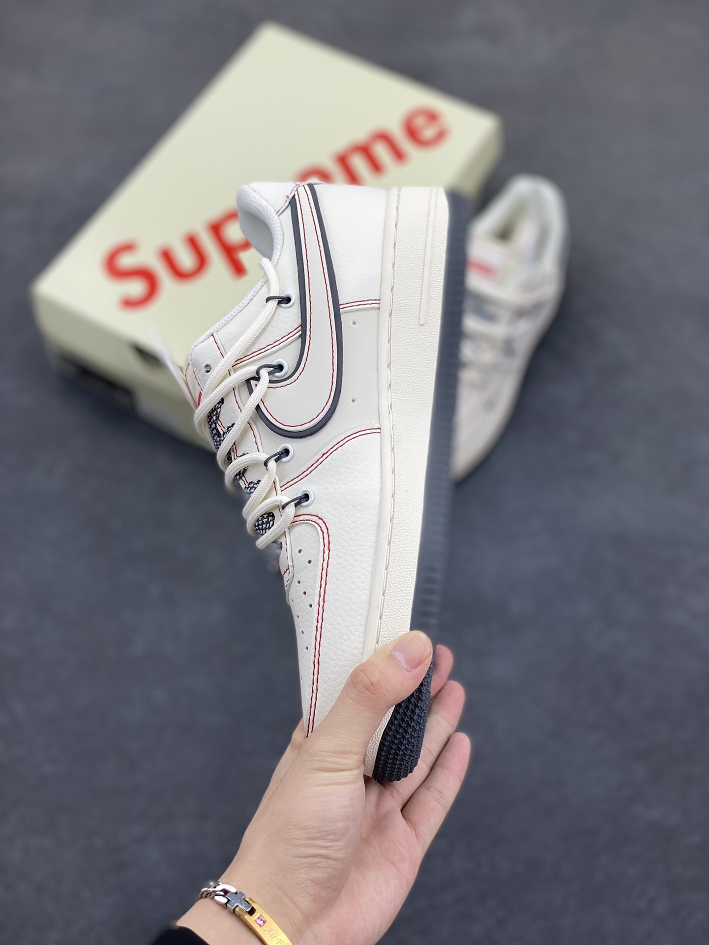 图片[3]-NIke Air Force 1 \’07 Low “Supreme联名——红线灰底”空军一号 低帮 运动鞋 休闲鞋 折边针车 工艺难度大 原楦头原纸板 原装鞋盒 定制五金配件 内置全掌气垫 原厂鞋底 货号：SJ1198-600 尺码：36 36.5 37.5 38 38.5 39 40 40.5 41 42 42.5 43 44 44.5 45-选品中心