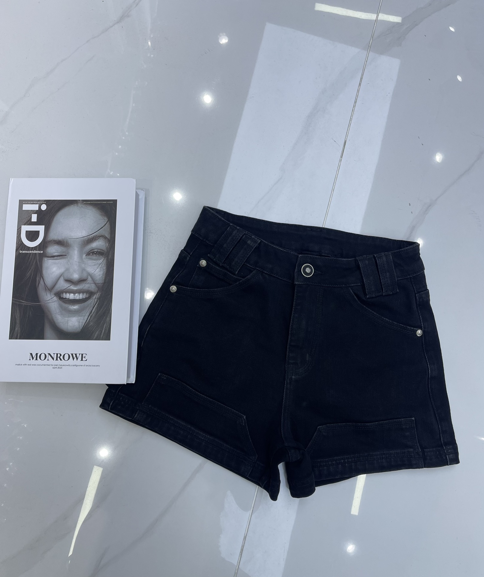 High-End Women’s Suit with Family Details vs. 2025 Latest Cashier’s Shorts: Design and Quality Comparison - 图片 4