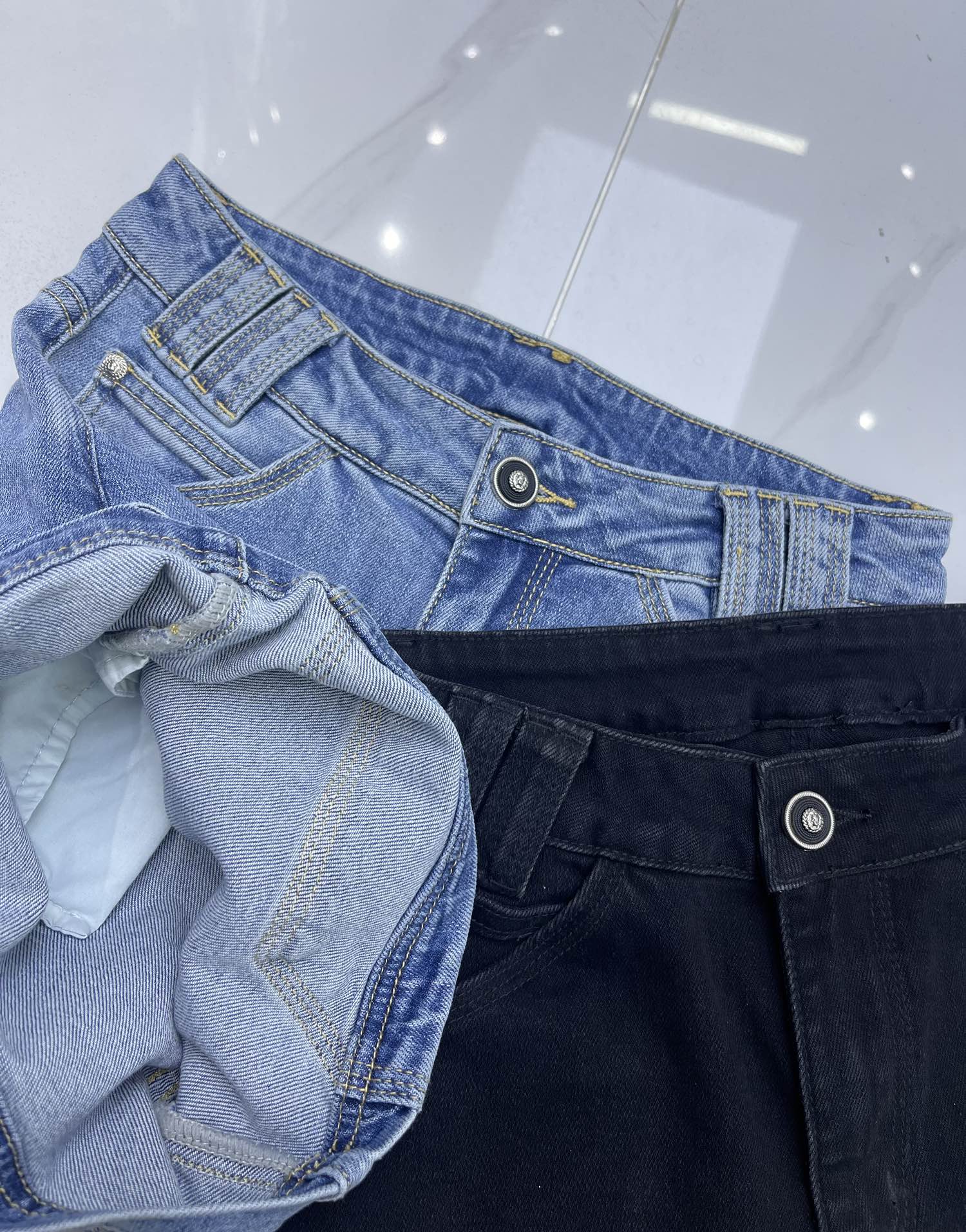 High-End Women’s Suit with Family Details vs. 2025 Latest Cashier’s Shorts: Design and Quality Comparison - 图片 8