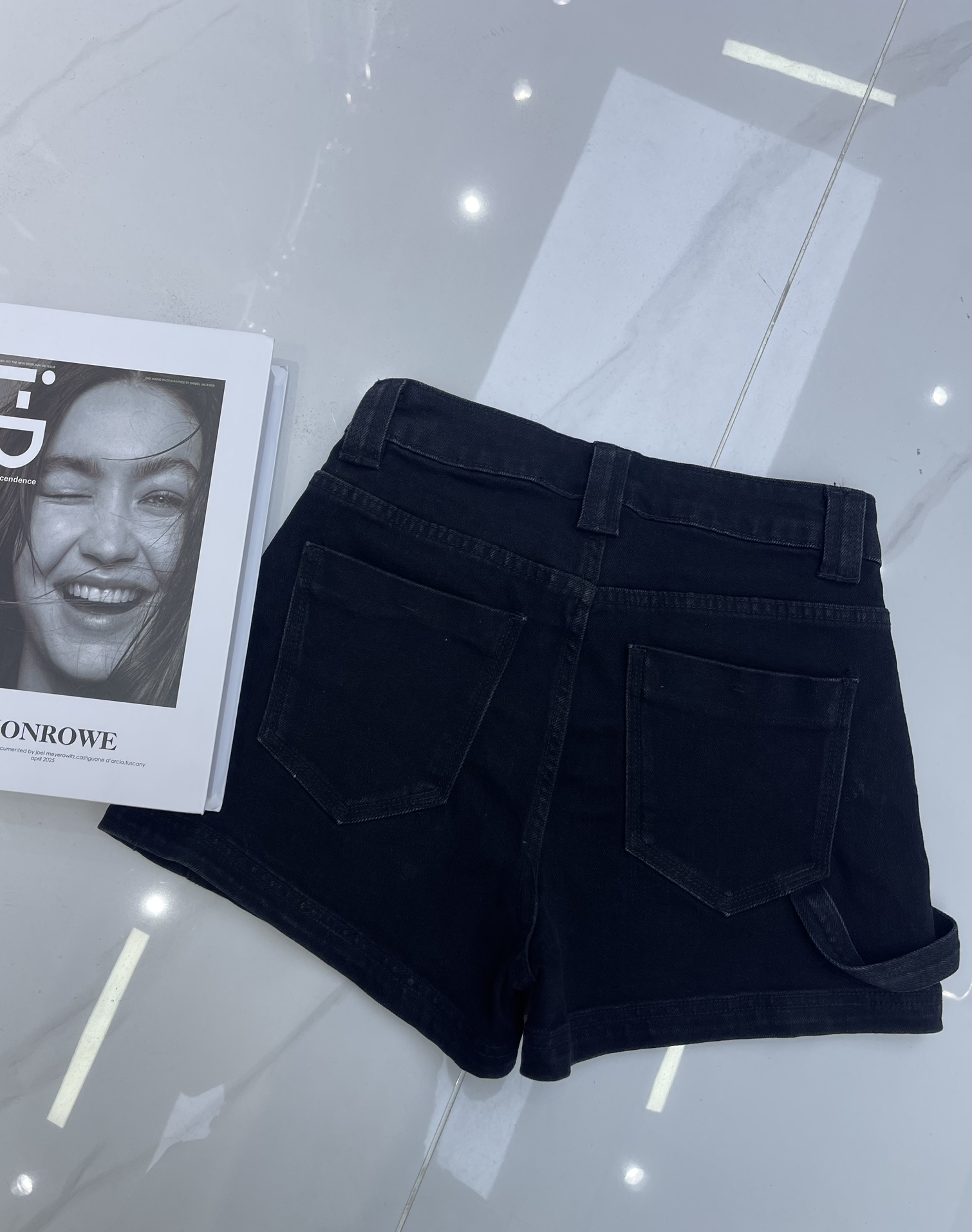 High-End Women’s Suit with Family Details vs. 2025 Latest Cashier’s Shorts: Design and Quality Comparison - 图片 7