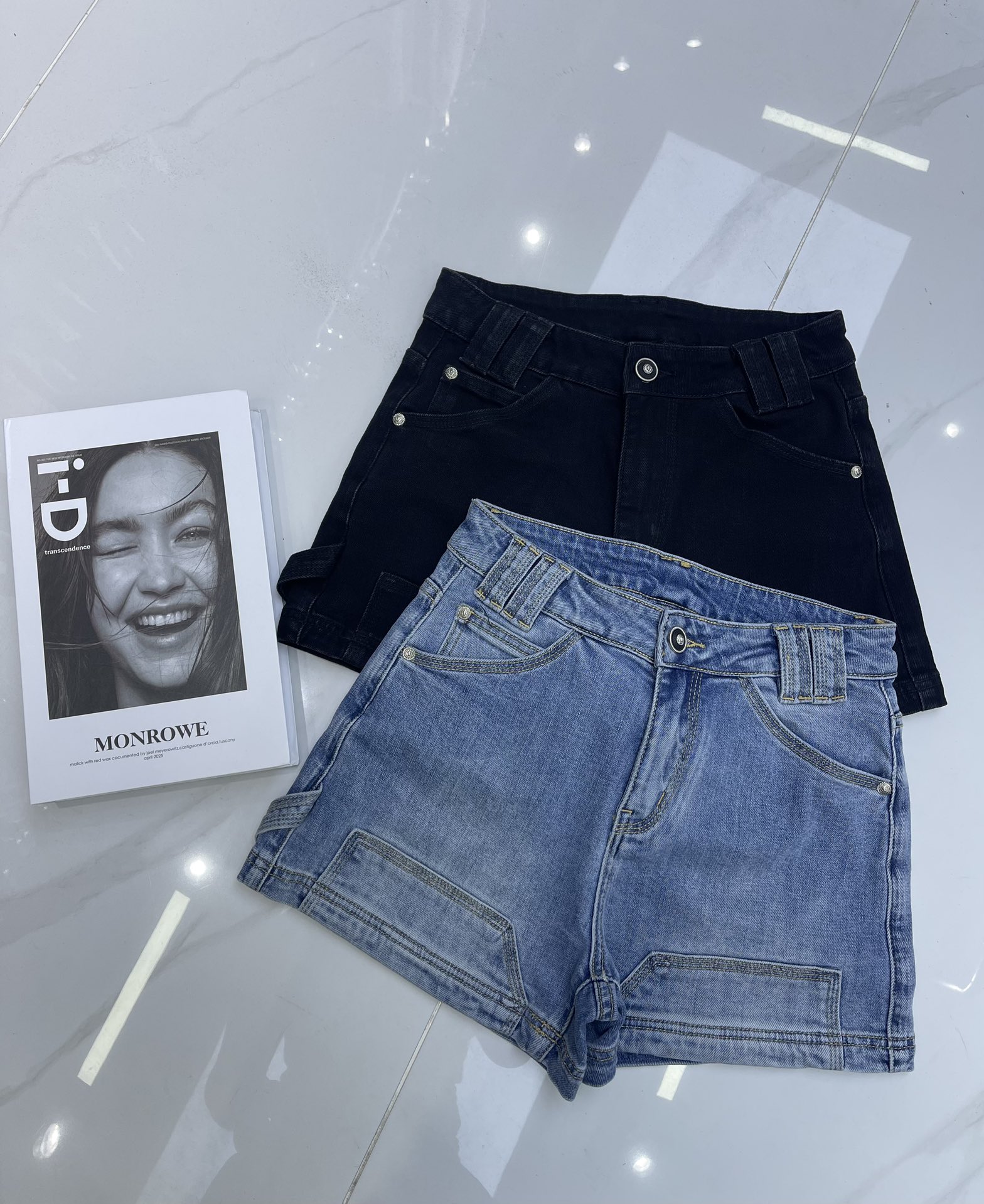 High-End Women’s Suit with Family Details vs. 2025 Latest Cashier’s Shorts: Design and Quality Comparison - 图片 1