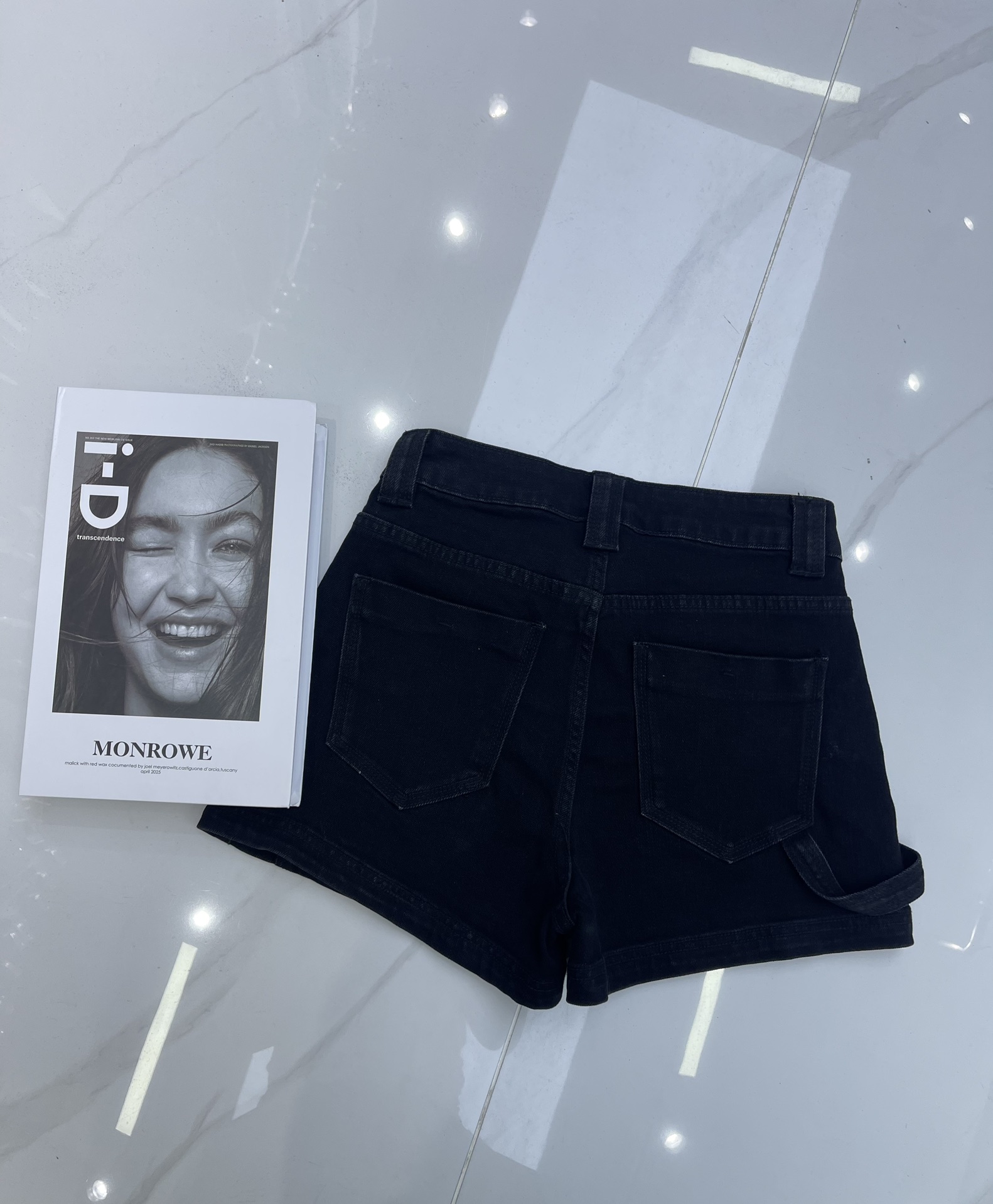 High-End Women’s Suit with Family Details vs. 2025 Latest Cashier’s Shorts: Design and Quality Comparison - 图片 6