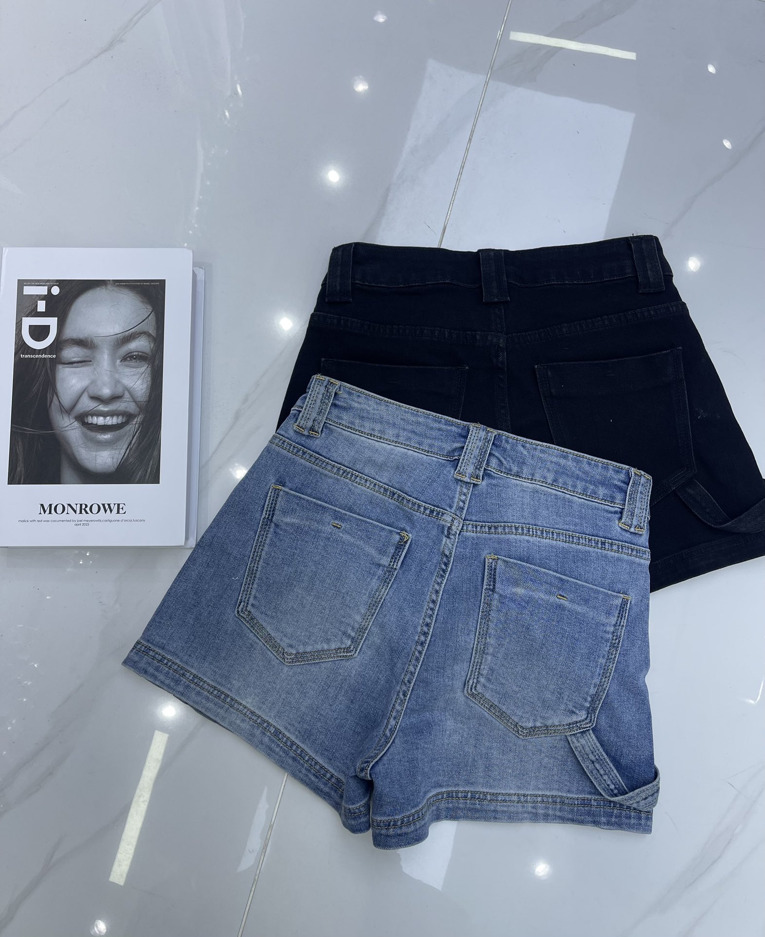 High-End Women’s Suit with Family Details vs. 2025 Latest Cashier’s Shorts: Design and Quality Comparison - 图片 2