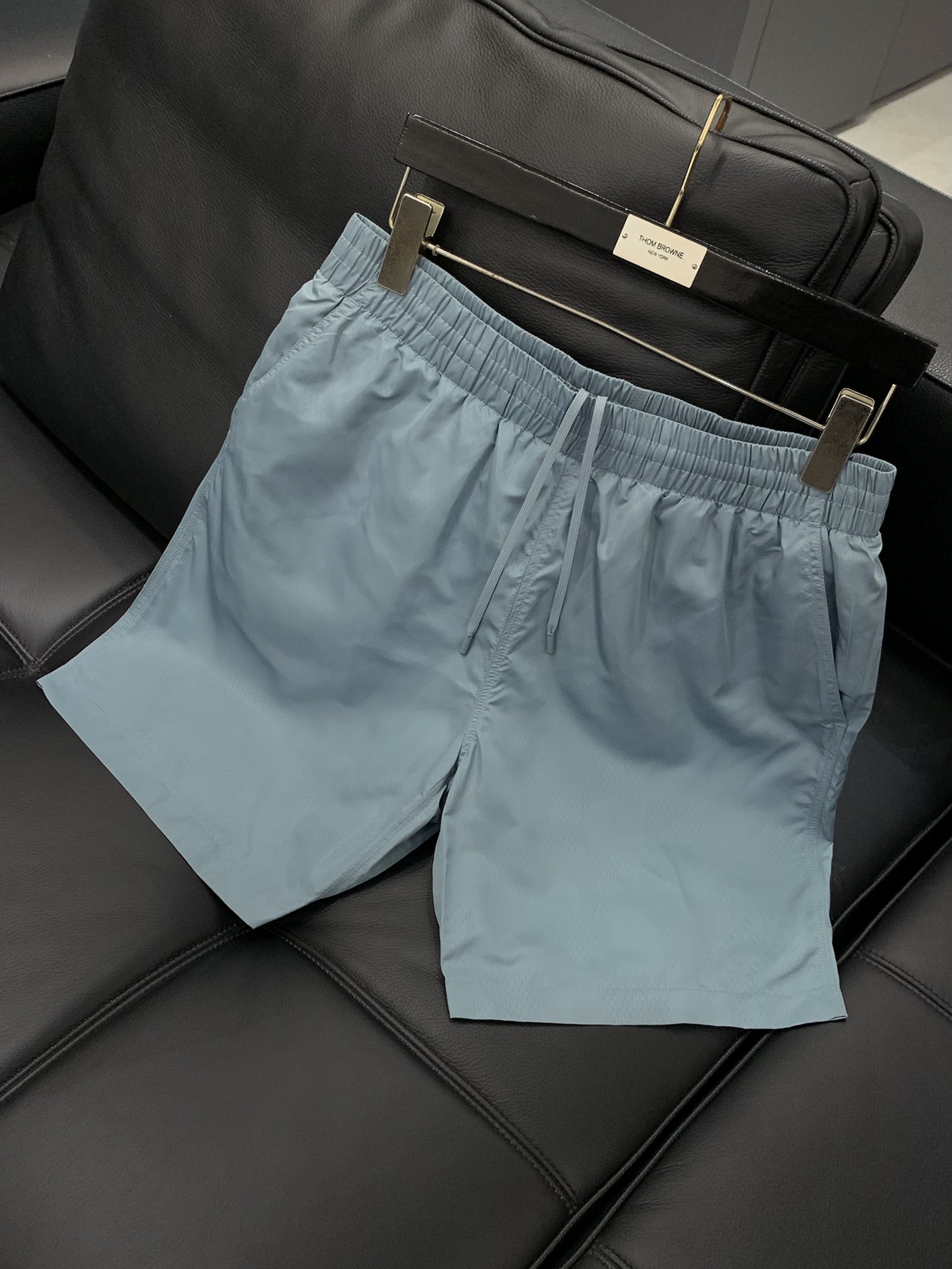 ，LouisVuitton 路易威登，2025夏季最新款，专柜同步有售，原单狠货，时尚休闲短裤，上身很有