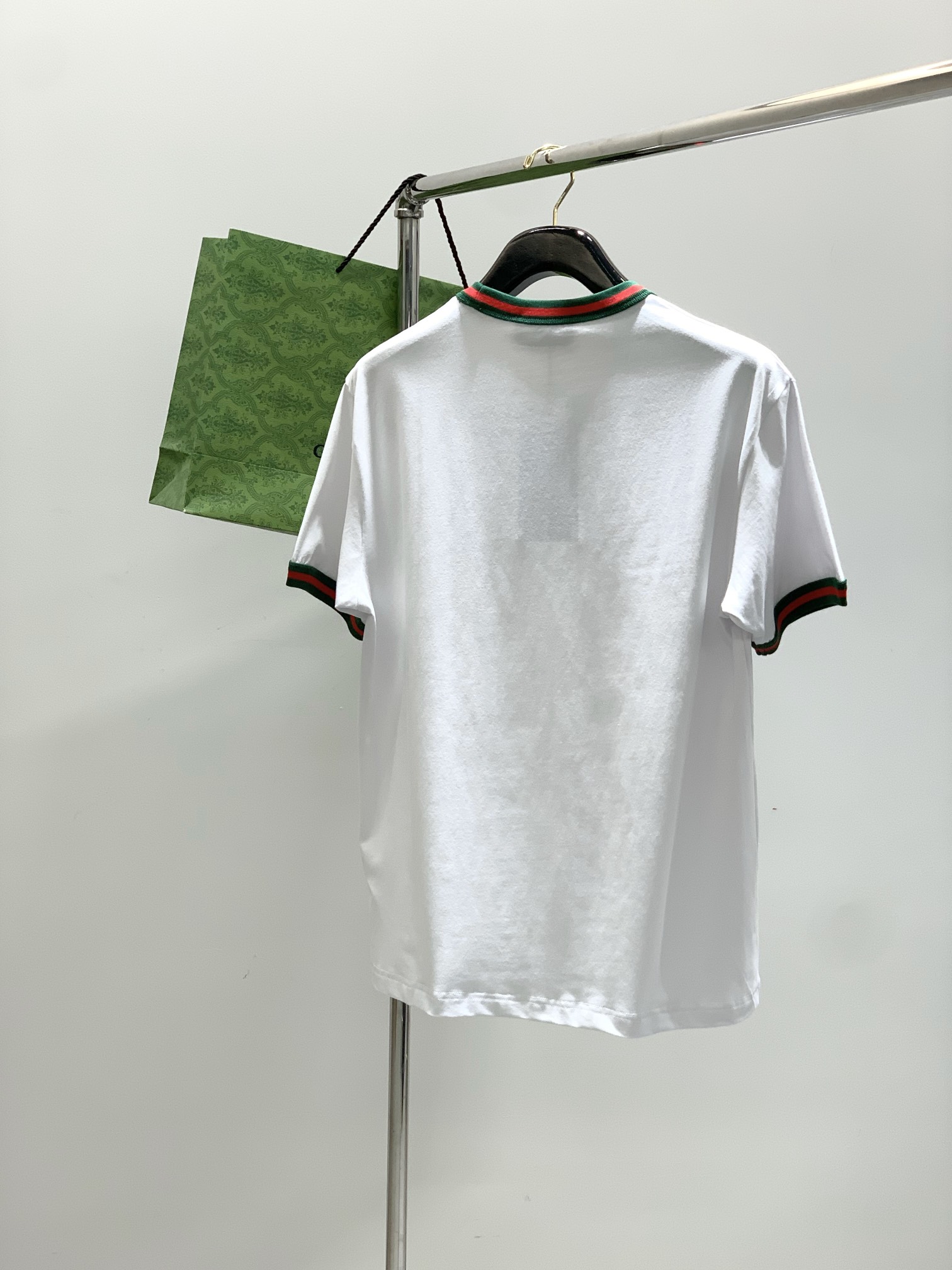 ，Gucci 古驰，2025夏季最新款，专柜同步有售，原单狠货，时尚休闲圆领短袖T恤，上身很有特点！吸睛