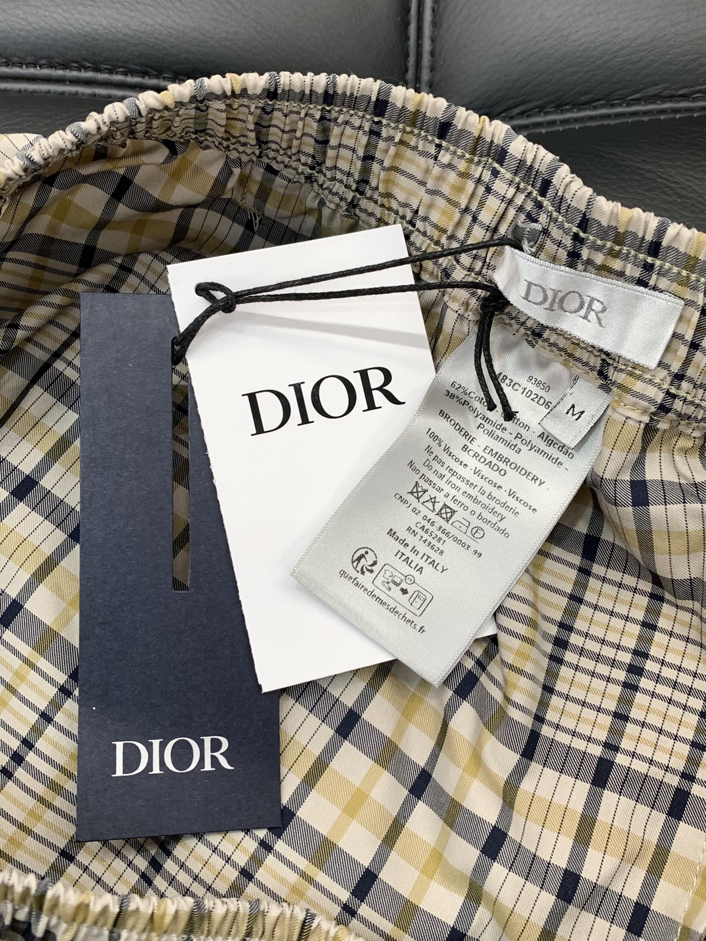 ，Dior 迪奥， 2025夏季新品，专柜同步有售，简约时尚休闲短裤，原版进口面料，舒适透气，顶级刺绣🪡