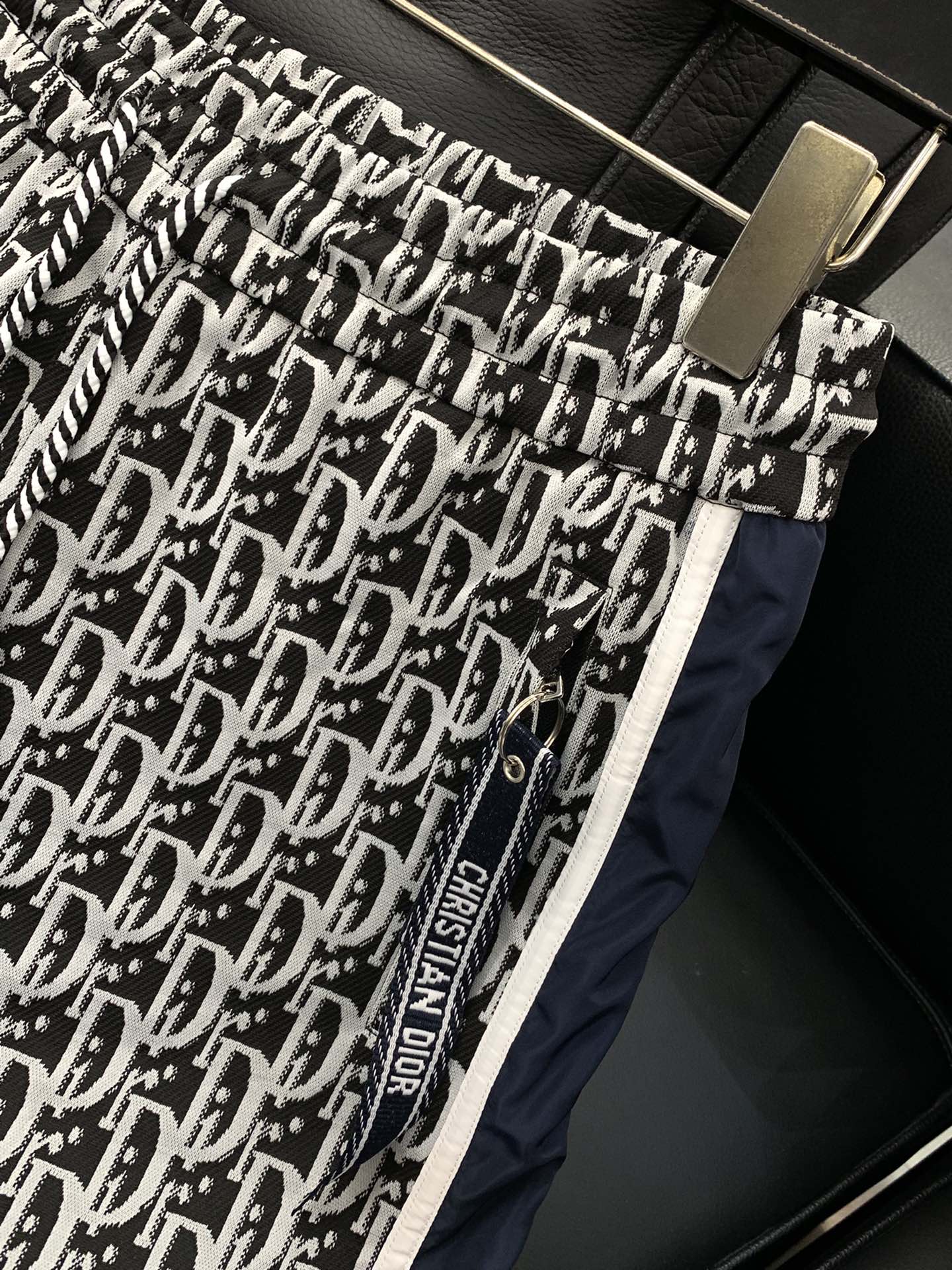 ，Dior 迪奥， 2025夏季新品，专柜同步有售，简约时尚休闲短裤，原版进口面料，舒适透气，顶级提花工