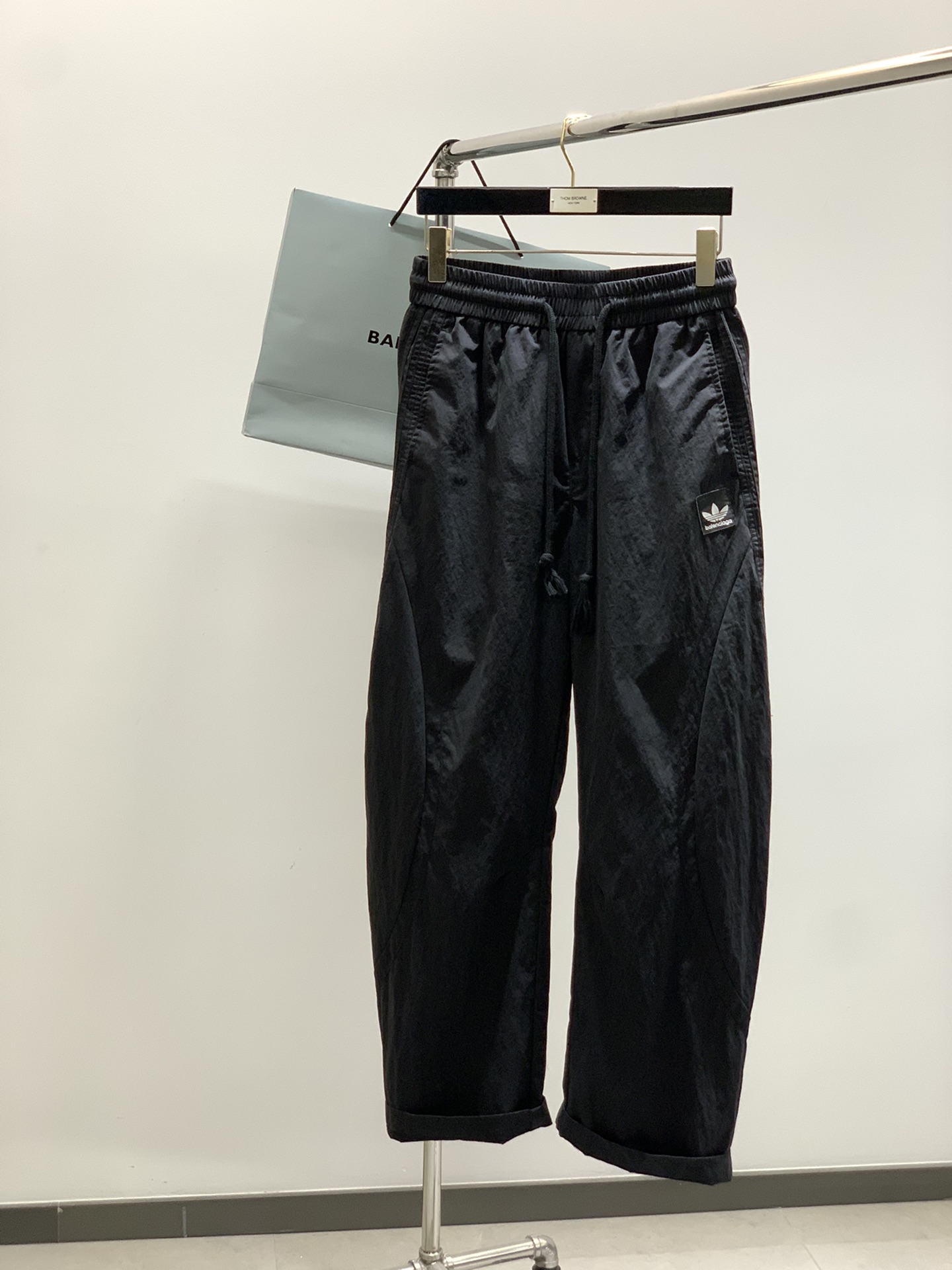 ，Balenciaga 巴黎世家，2025春季最新品，专柜同步有售，原单狠货，时尚休闲裤，进口原版水洗弹