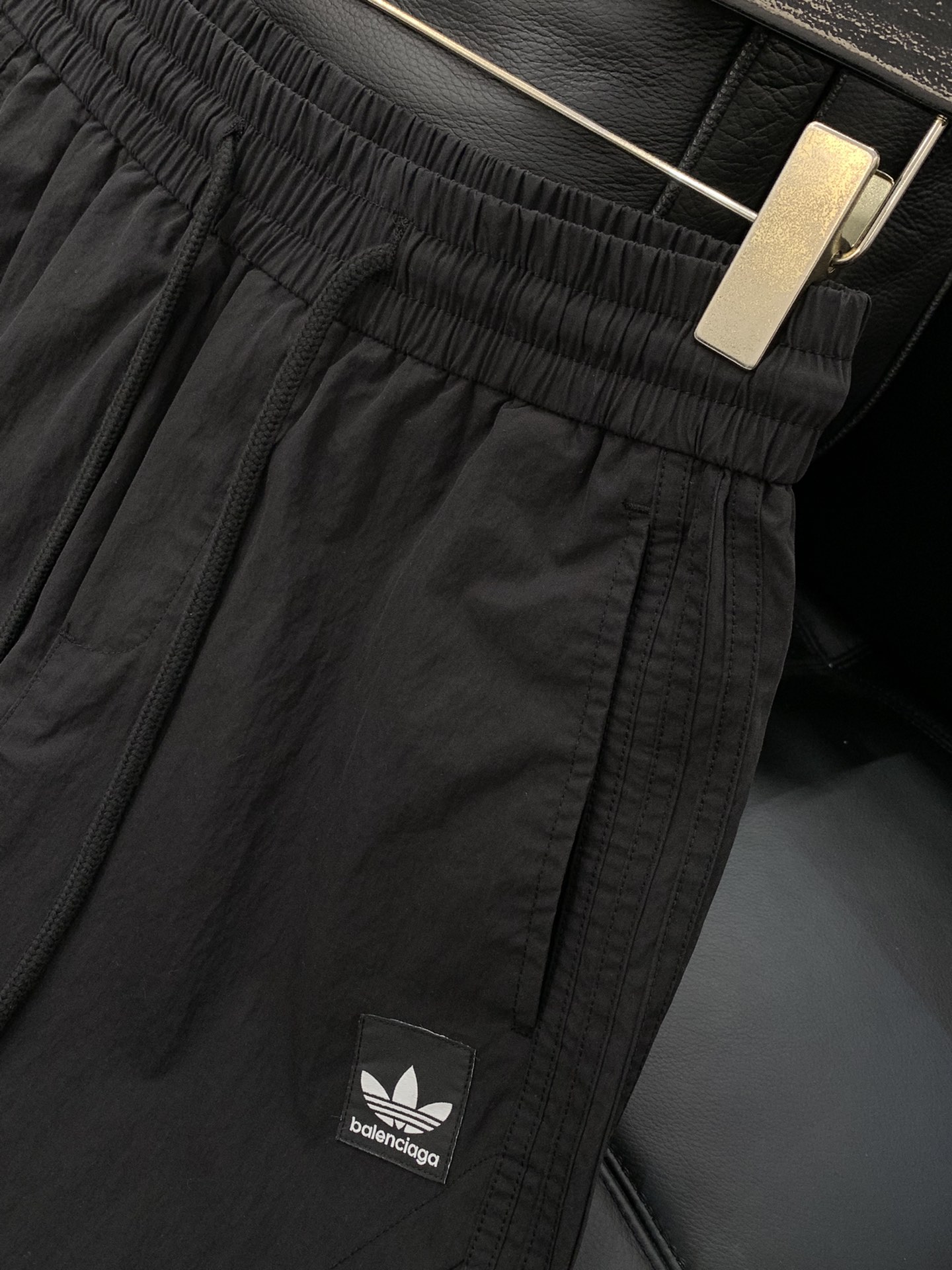 ，Balenciaga 巴黎世家，2025春季最新品，专柜同步有售，原单狠货，时尚休闲裤，进口原版水洗弹