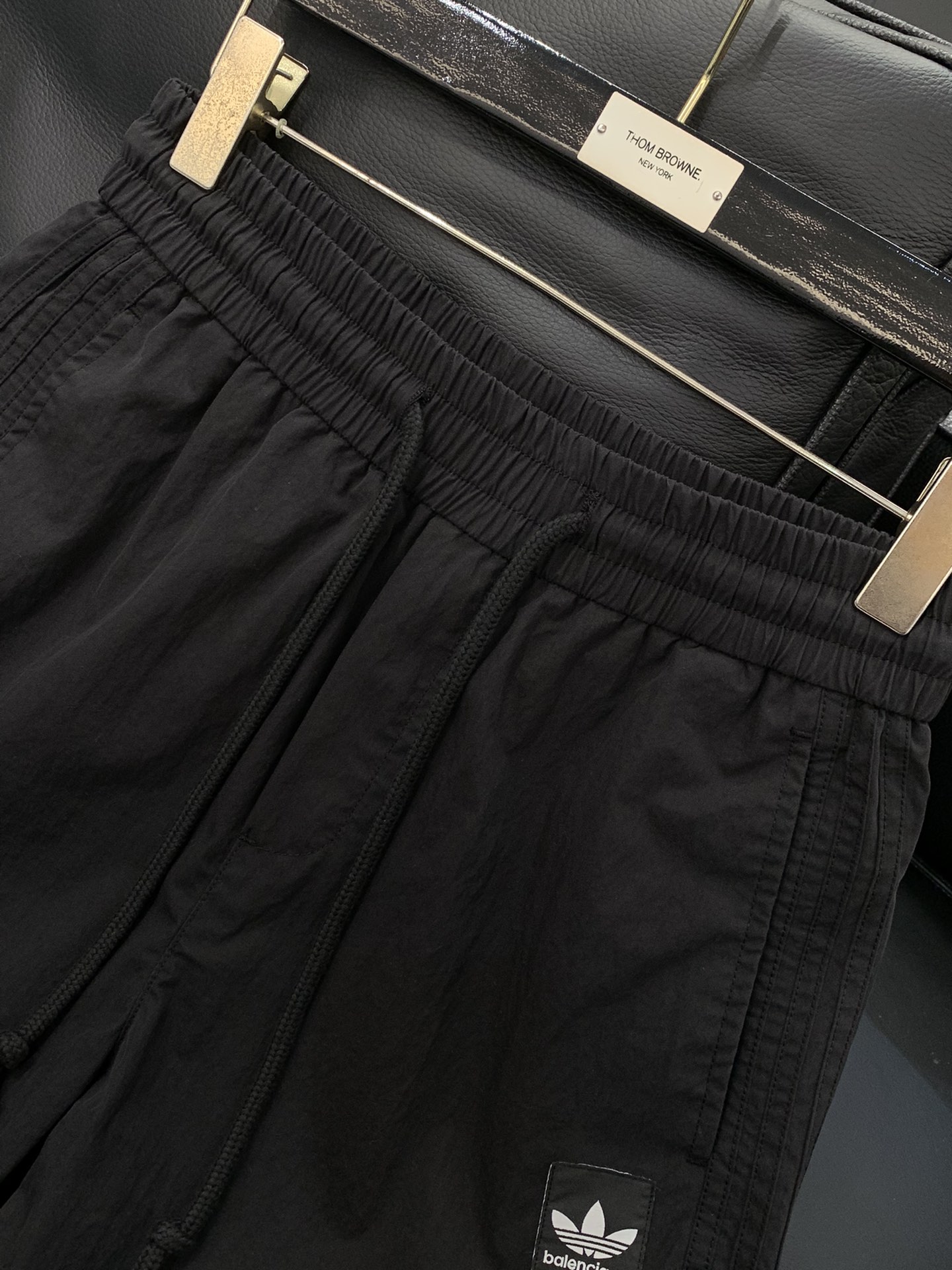 ，Balenciaga 巴黎世家，2025春季最新品，专柜同步有售，原单狠货，时尚休闲裤，进口原版水洗弹