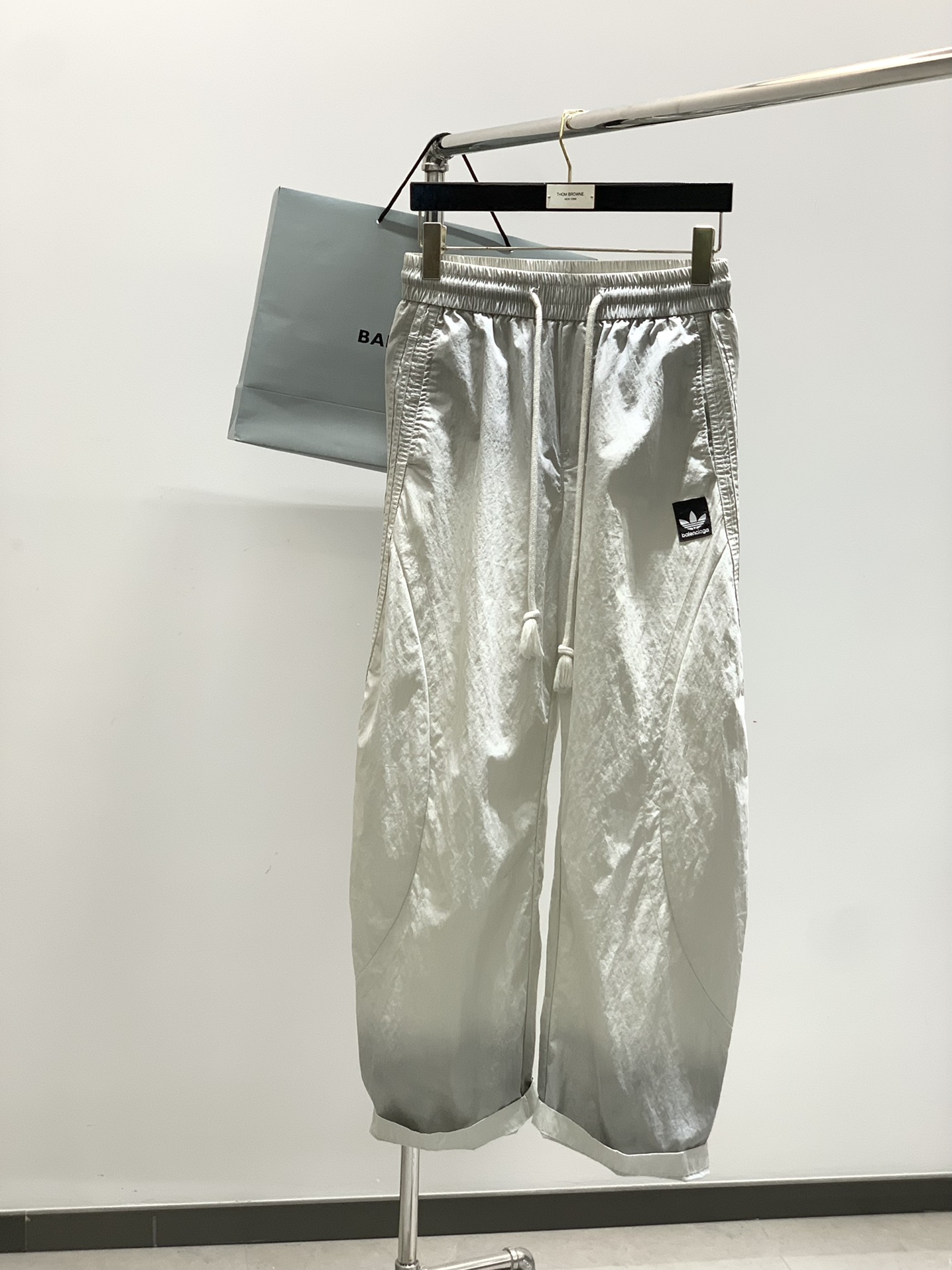 ，Balenciaga 巴黎世家，2025春季最新品，专柜同步有售，原单狠货，时尚休闲裤，进口原版水洗弹