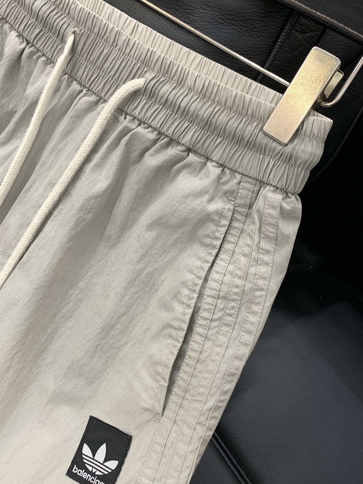，Balenciaga 巴黎世家，2025春季最新品，专柜同步有售，原单狠货，时尚休闲裤，进口原版水洗弹