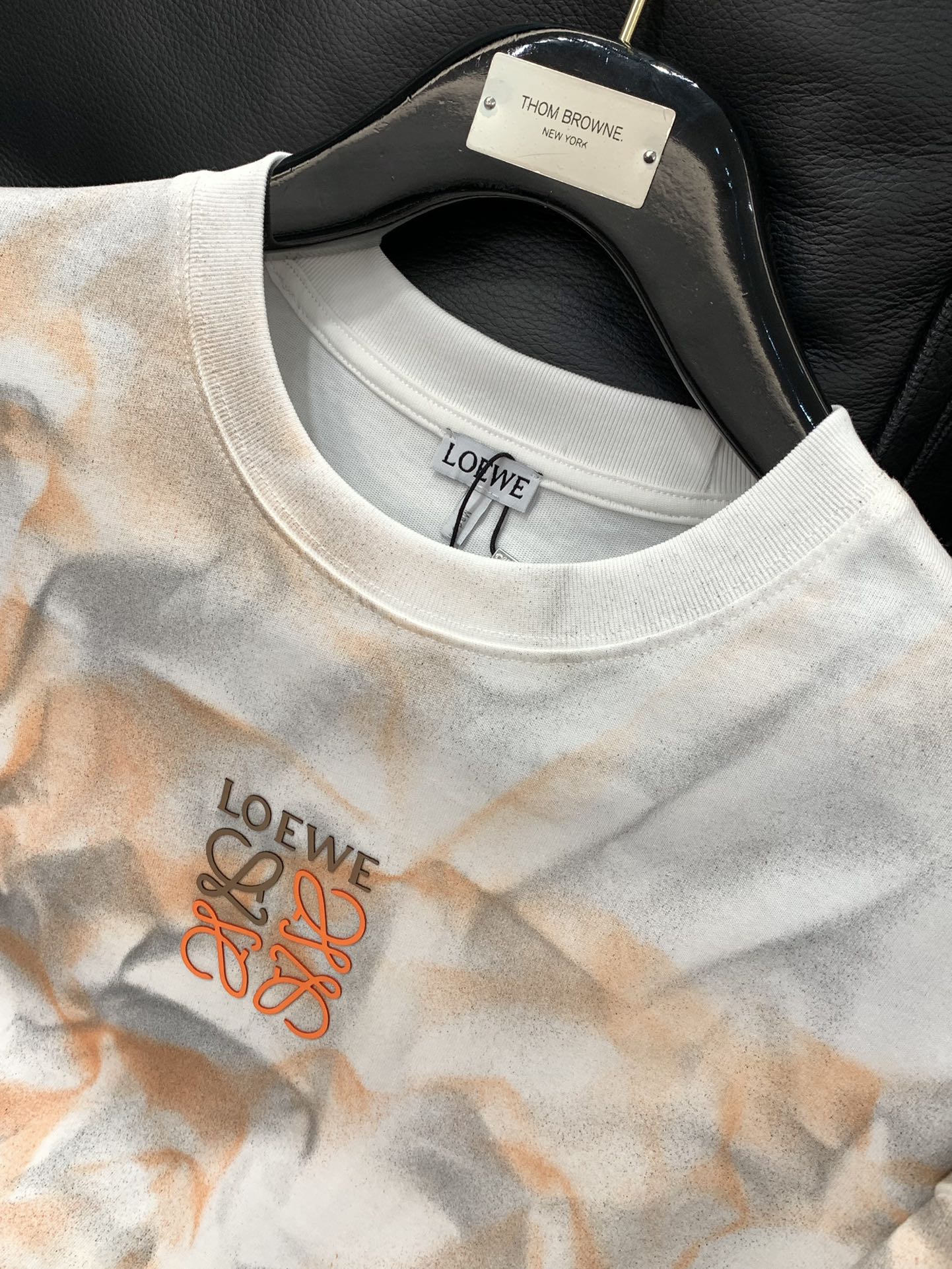 ，Loewe 罗意威，2025夏季最新款，专柜同步有售，原单狠货，时尚休闲圆领短袖T恤，上身很有特点！吸