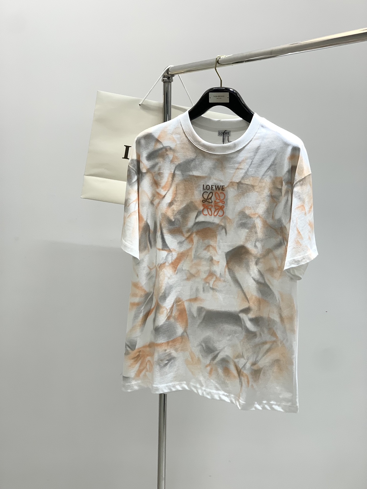 ，Loewe 罗意威，2025夏季最新款，专柜同步有售，原单狠货，时尚休闲圆领短袖T恤，上身很有特点！吸